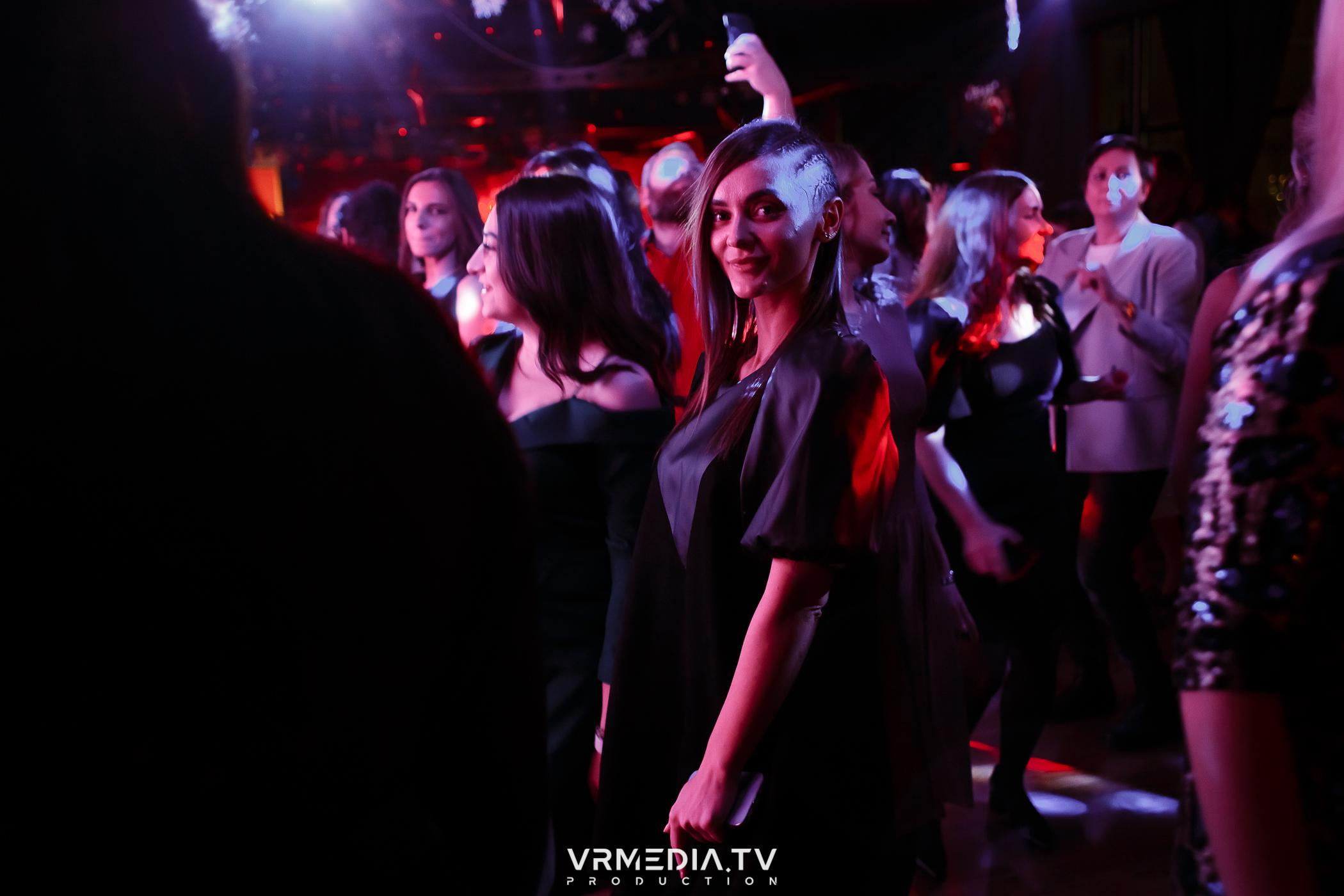 Жаркий новогодний корпоратив в гриль-баре «Жара»