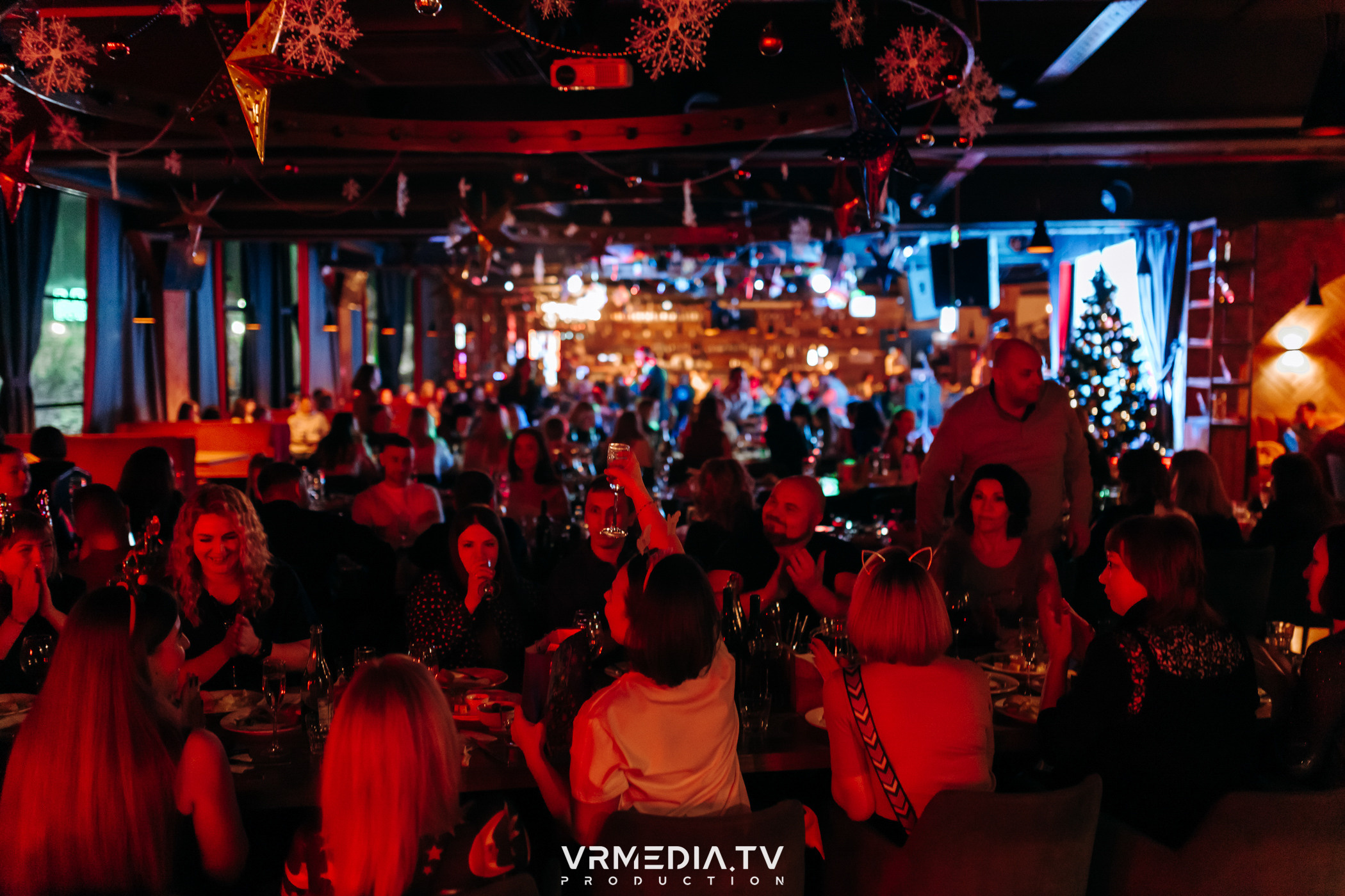 Жаркий новогодний корпоратив в гриль-баре «Жара»