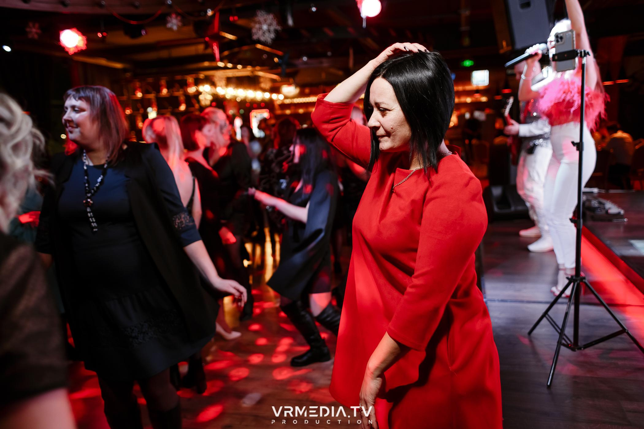 Жаркий новогодний корпоратив в гриль-баре «Жара»