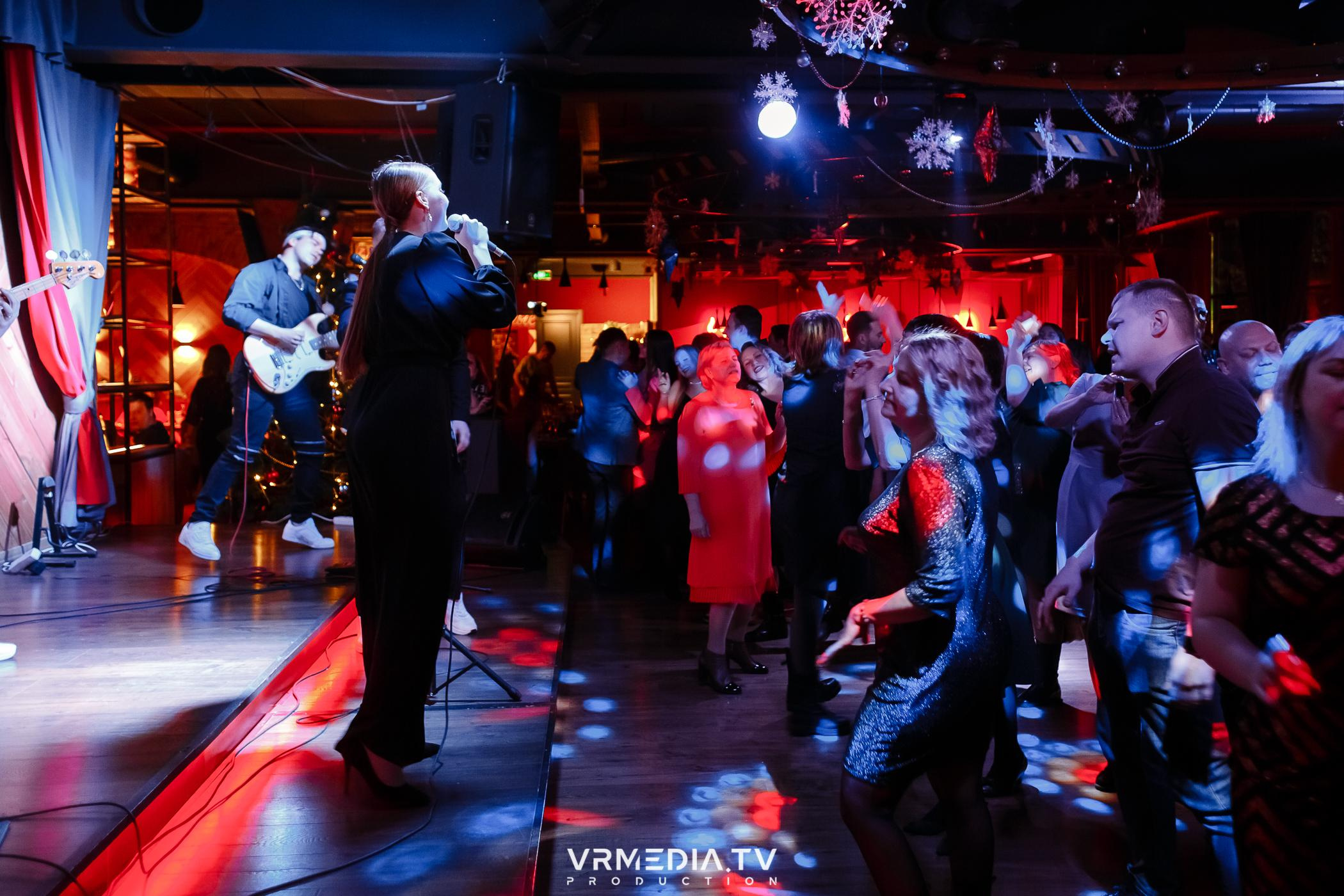 Жаркий новогодний корпоратив в гриль-баре «Жара»