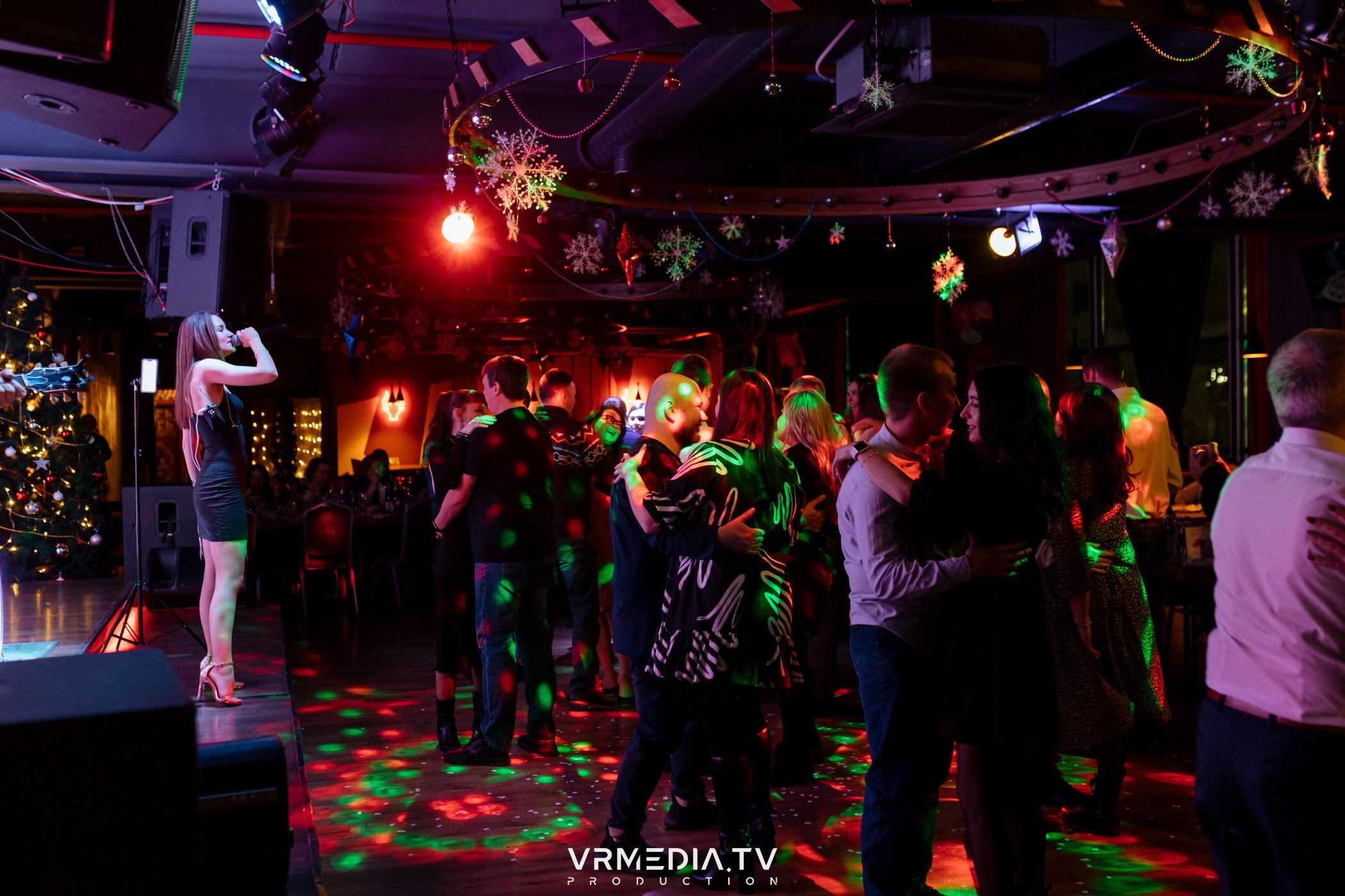 Жаркий новогодний корпоратив в гриль-баре «Жара»