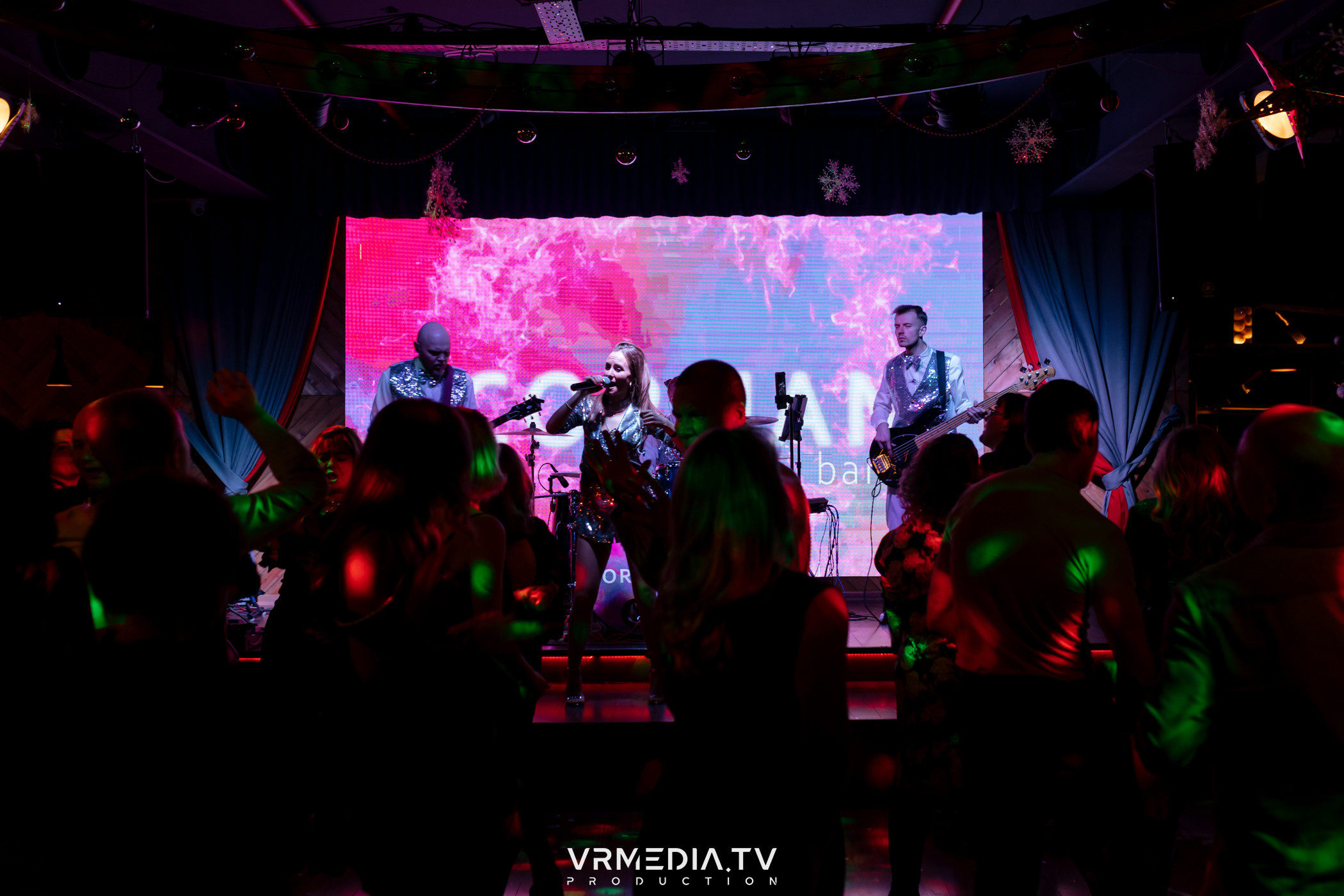 Жаркий новогодний корпоратив в гриль-баре «Жара»