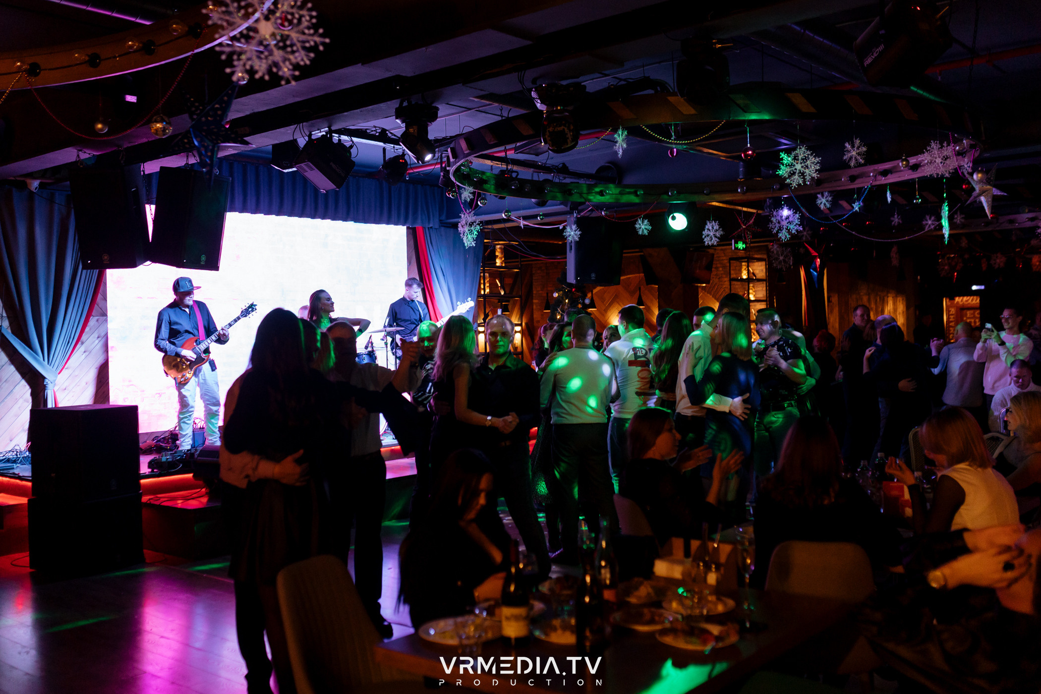 Жаркий новогодний корпоратив в гриль-баре «Жара»