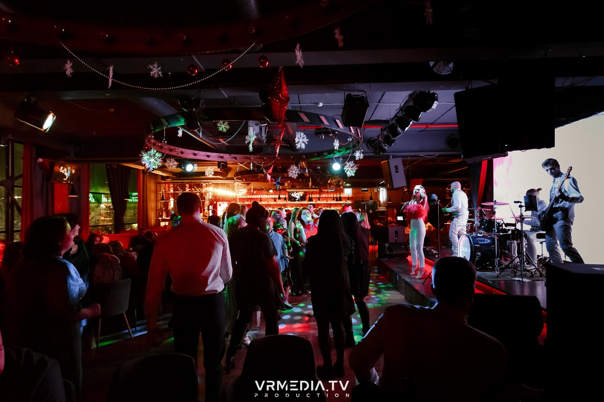 Жаркий новогодний корпоратив в гриль-баре «Жара»