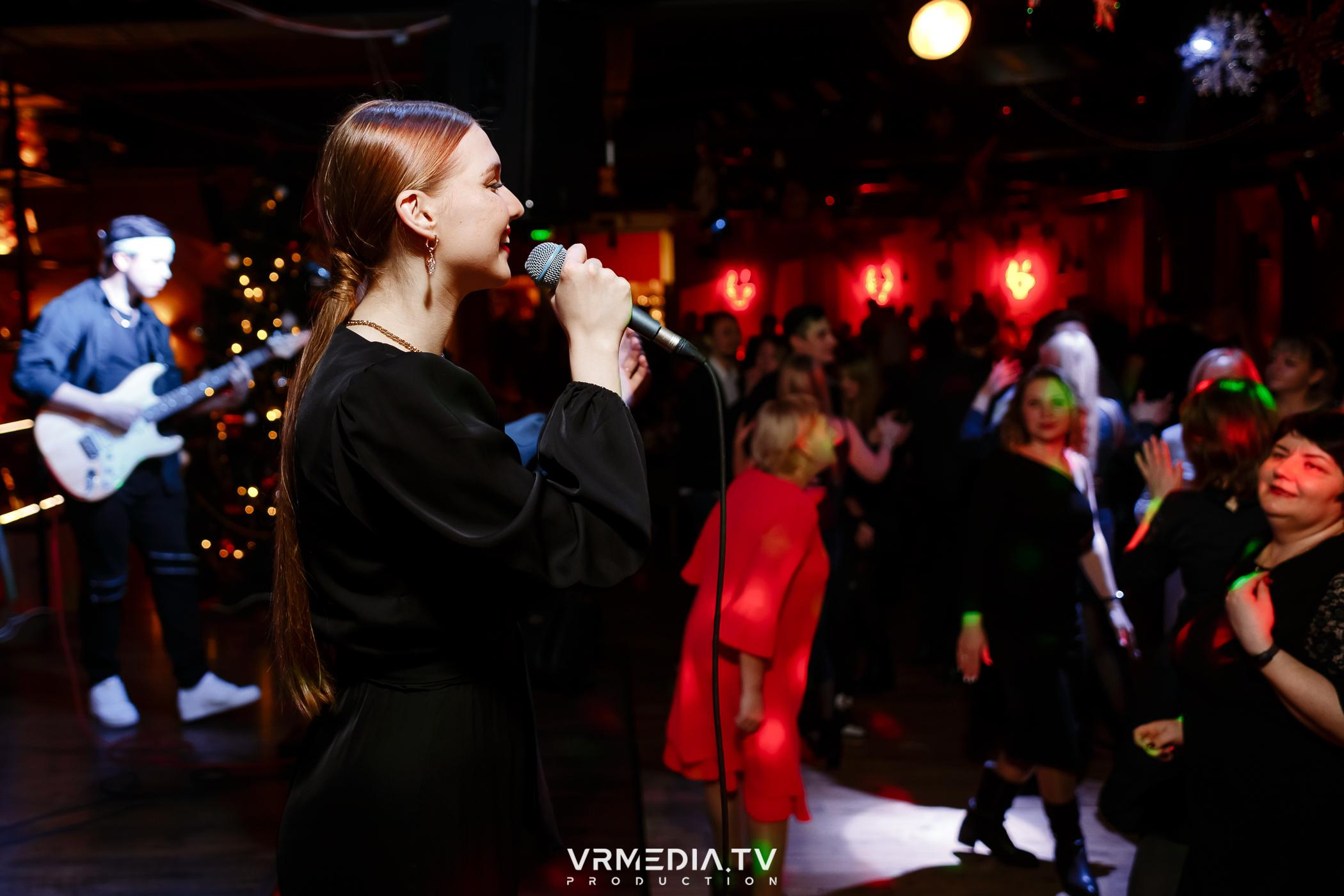 Жаркий новогодний корпоратив в гриль-баре «Жара»