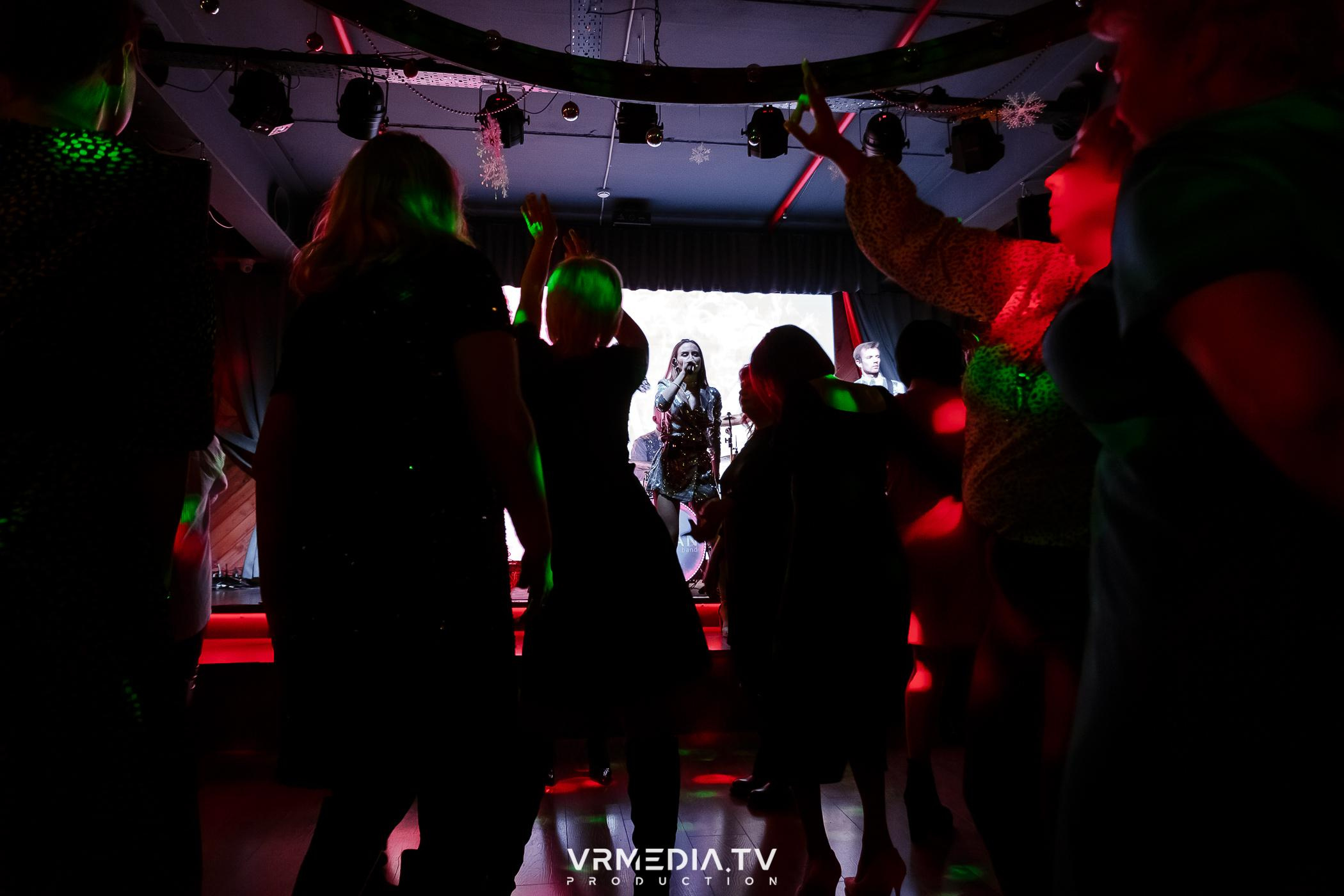 Жаркий новогодний корпоратив в гриль-баре «Жара»