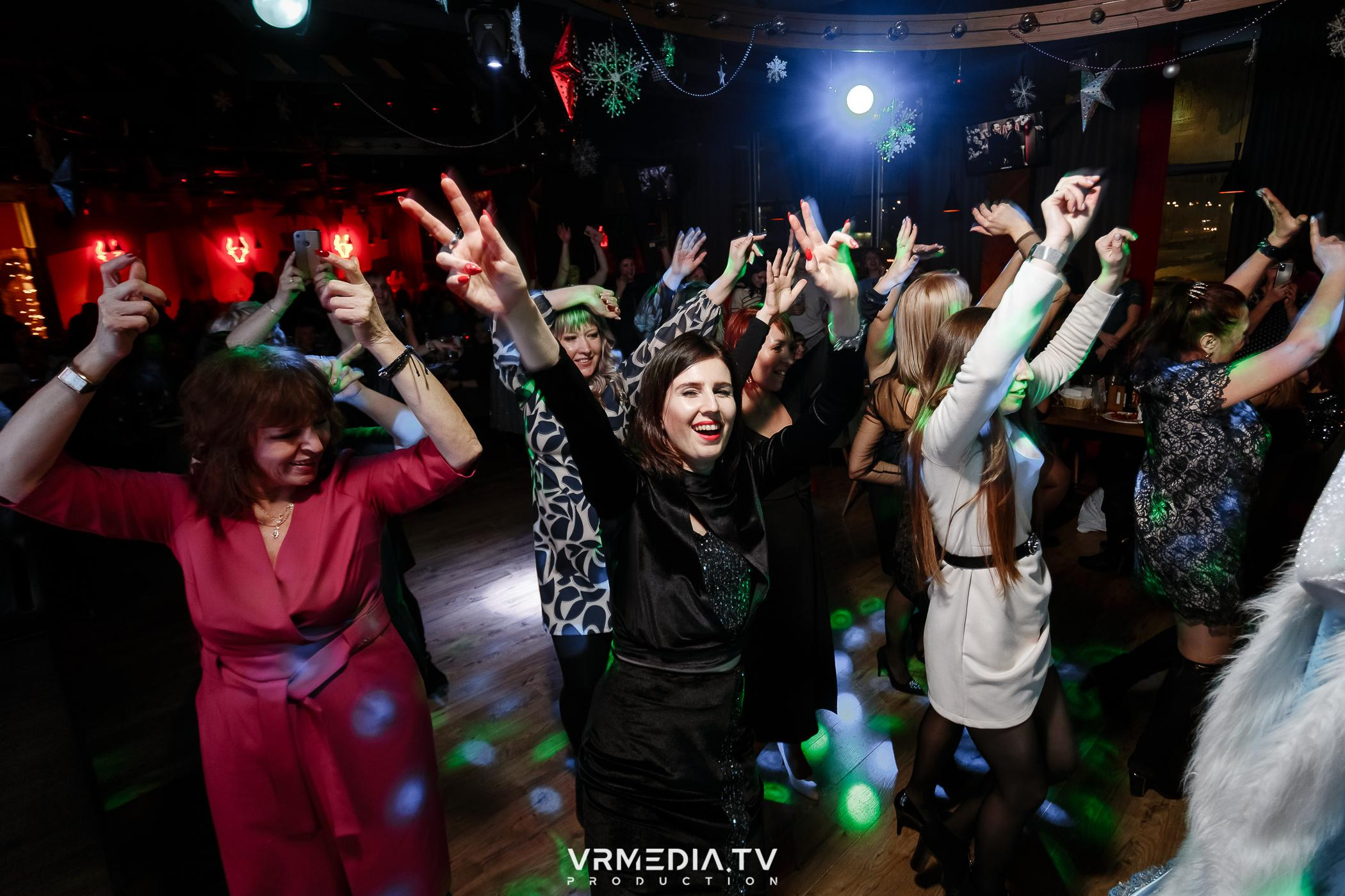 Жаркий новогодний корпоратив в гриль-баре «Жара»