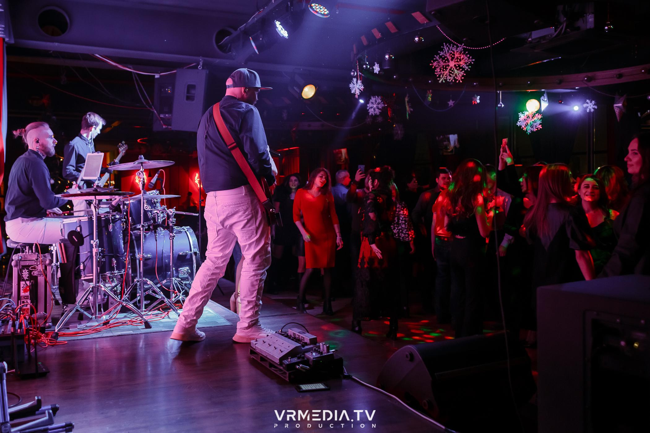 Жаркий новогодний корпоратив в гриль-баре «Жара»