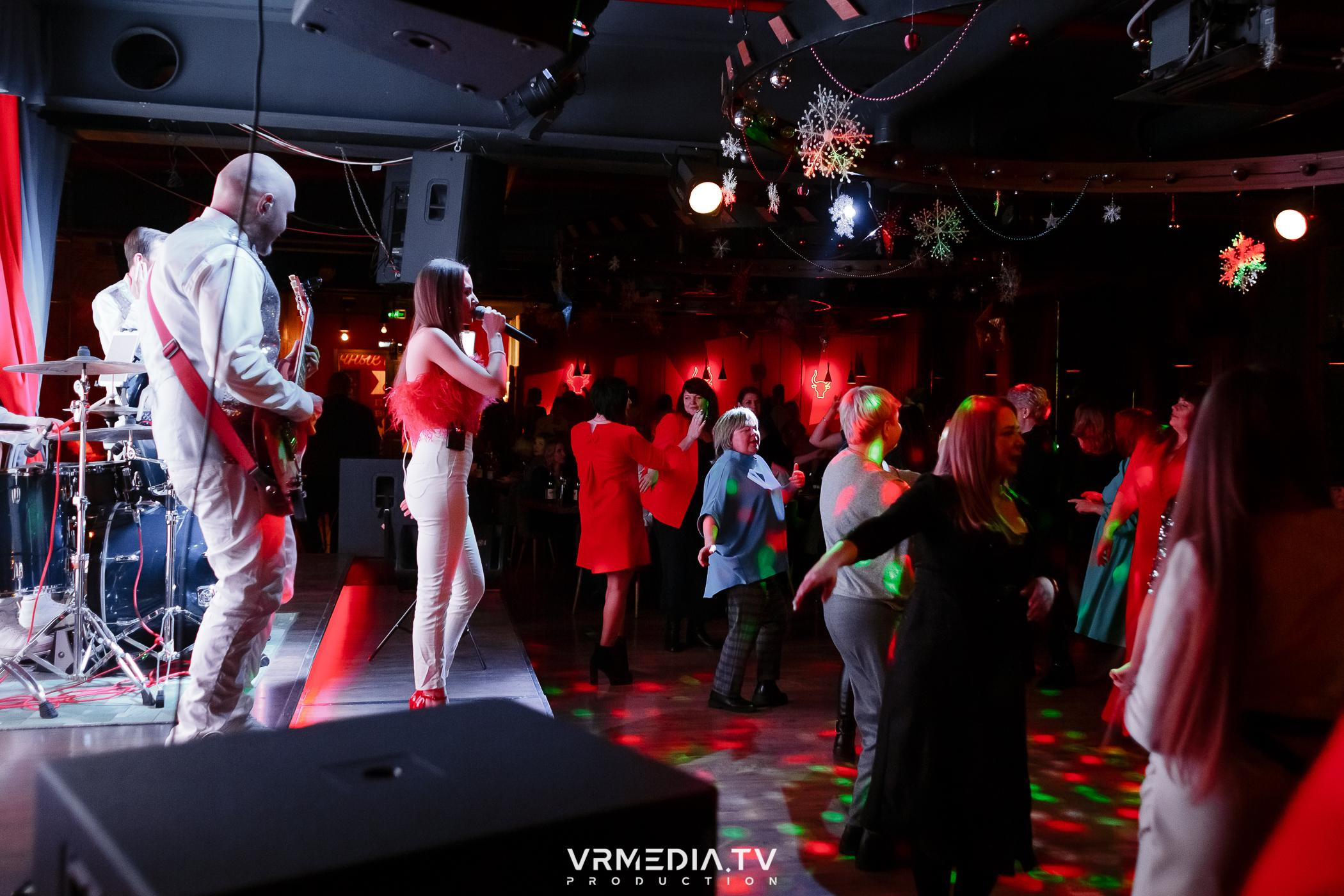 Жаркий новогодний корпоратив в гриль-баре «Жара»