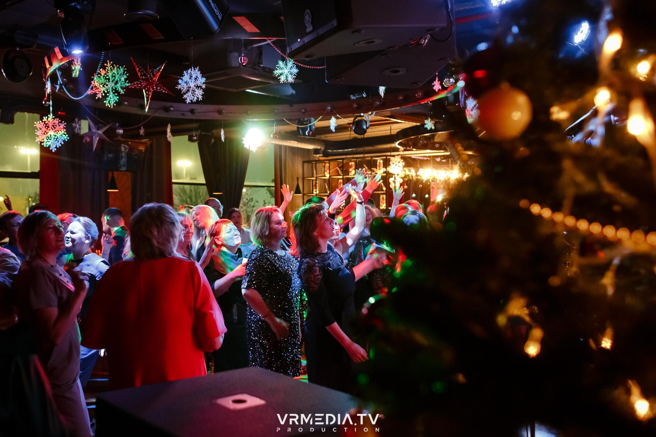 Жаркий новогодний корпоратив в гриль-баре «Жара»