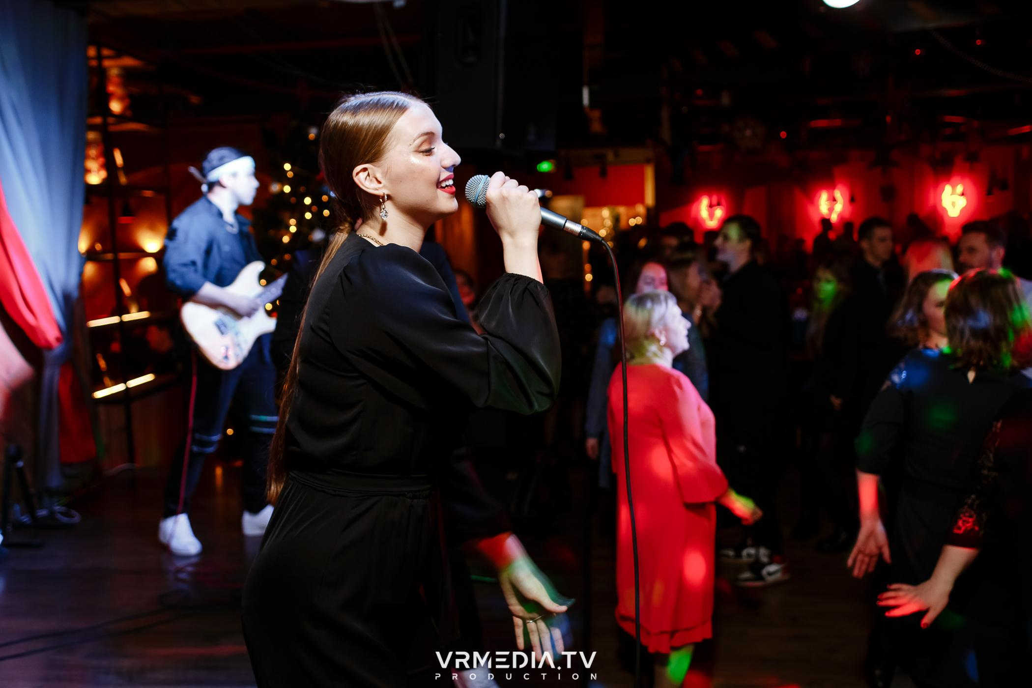 Жаркий новогодний корпоратив в гриль-баре «Жара»