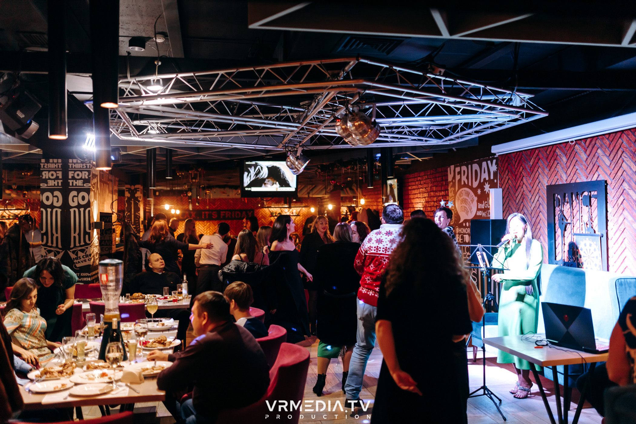 Новогодний вечер в ресторане «Friday»
