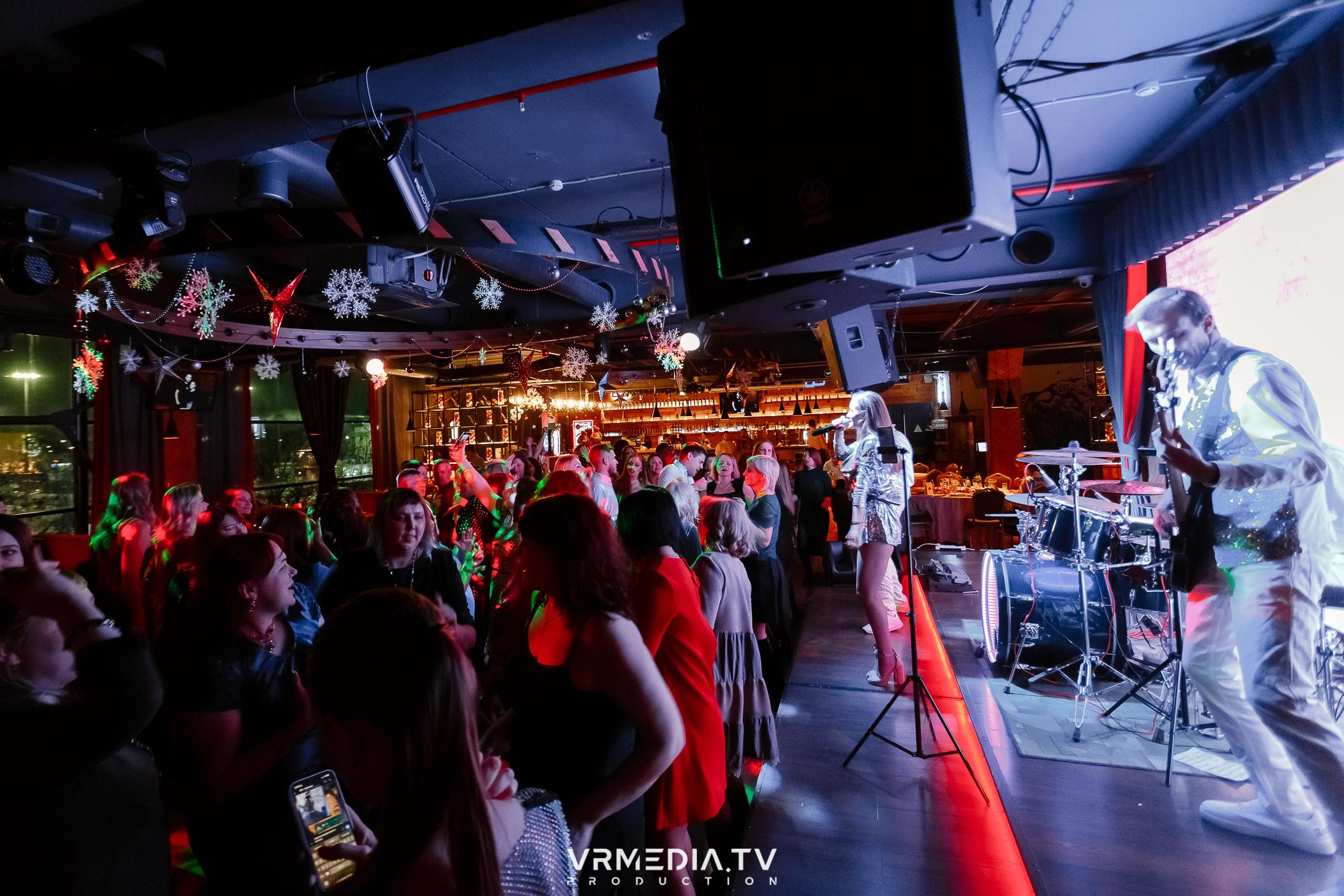 Жаркий новогодний корпоратив в гриль-баре «Жара»