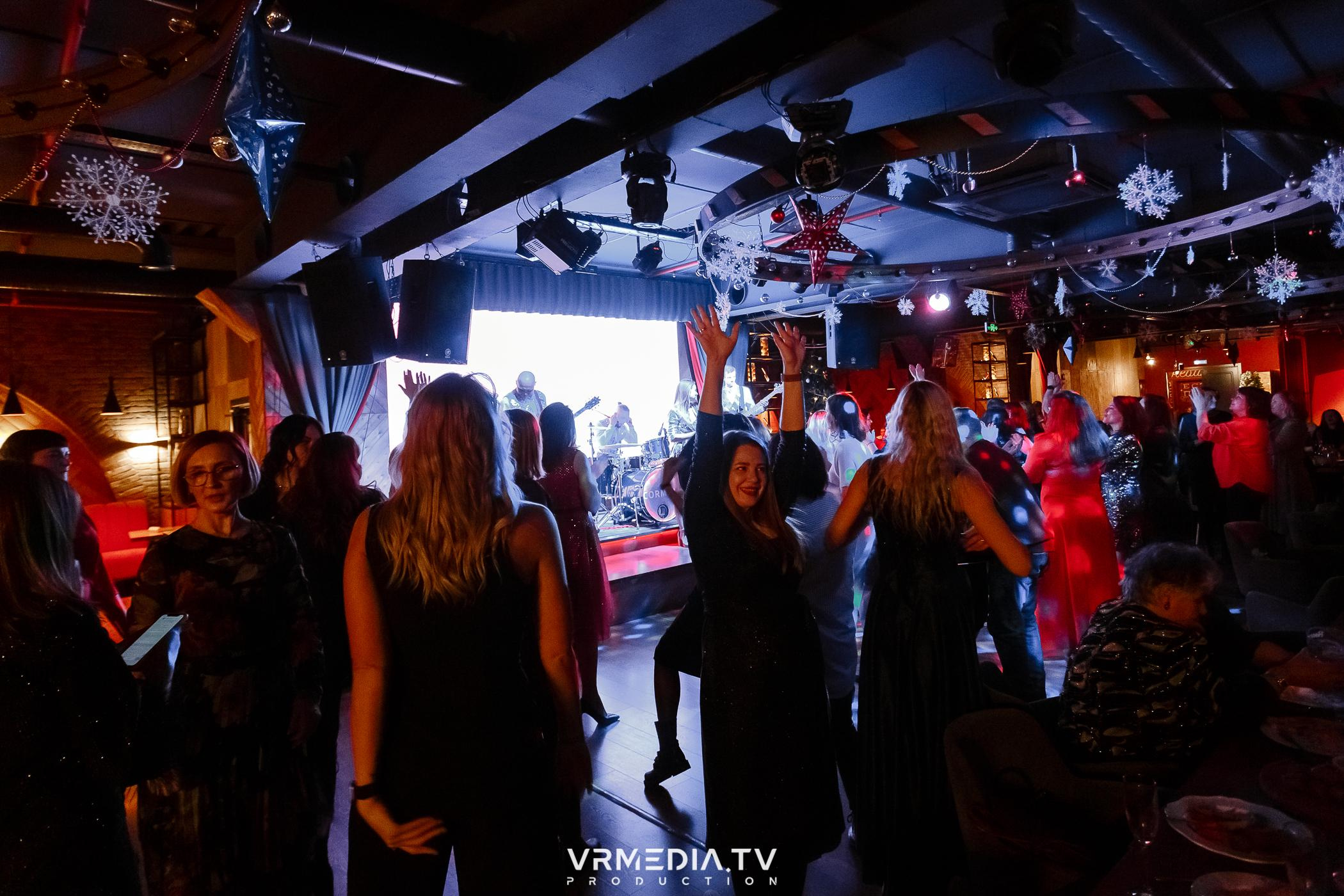 Жаркий новогодний корпоратив в гриль-баре «Жара»