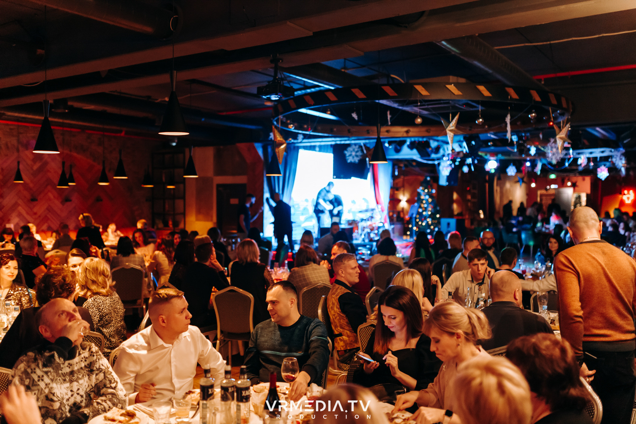 Жаркий новогодний корпоратив в гриль-баре «Жара»