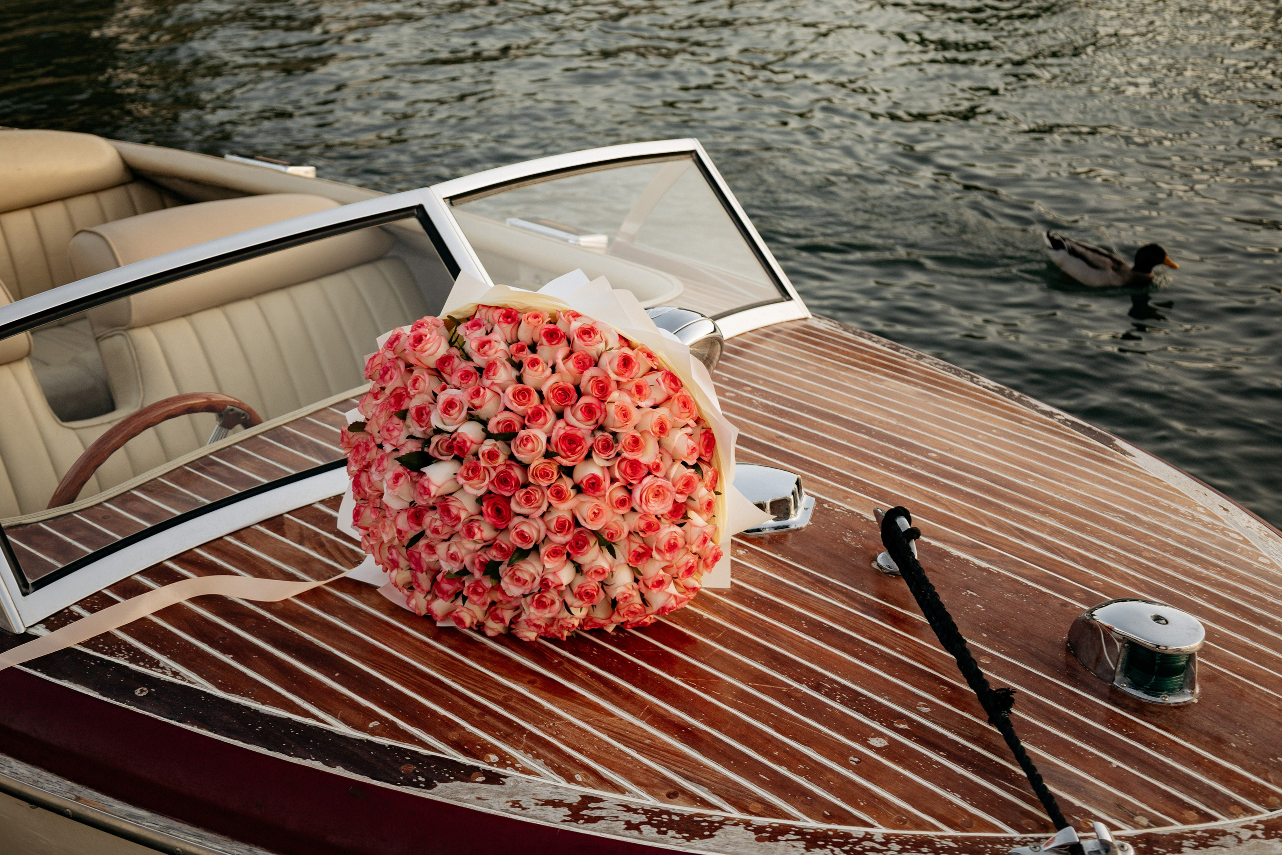 Закатная прогулка на лодке по зеркальной глади озера Абрау-Дюрсо