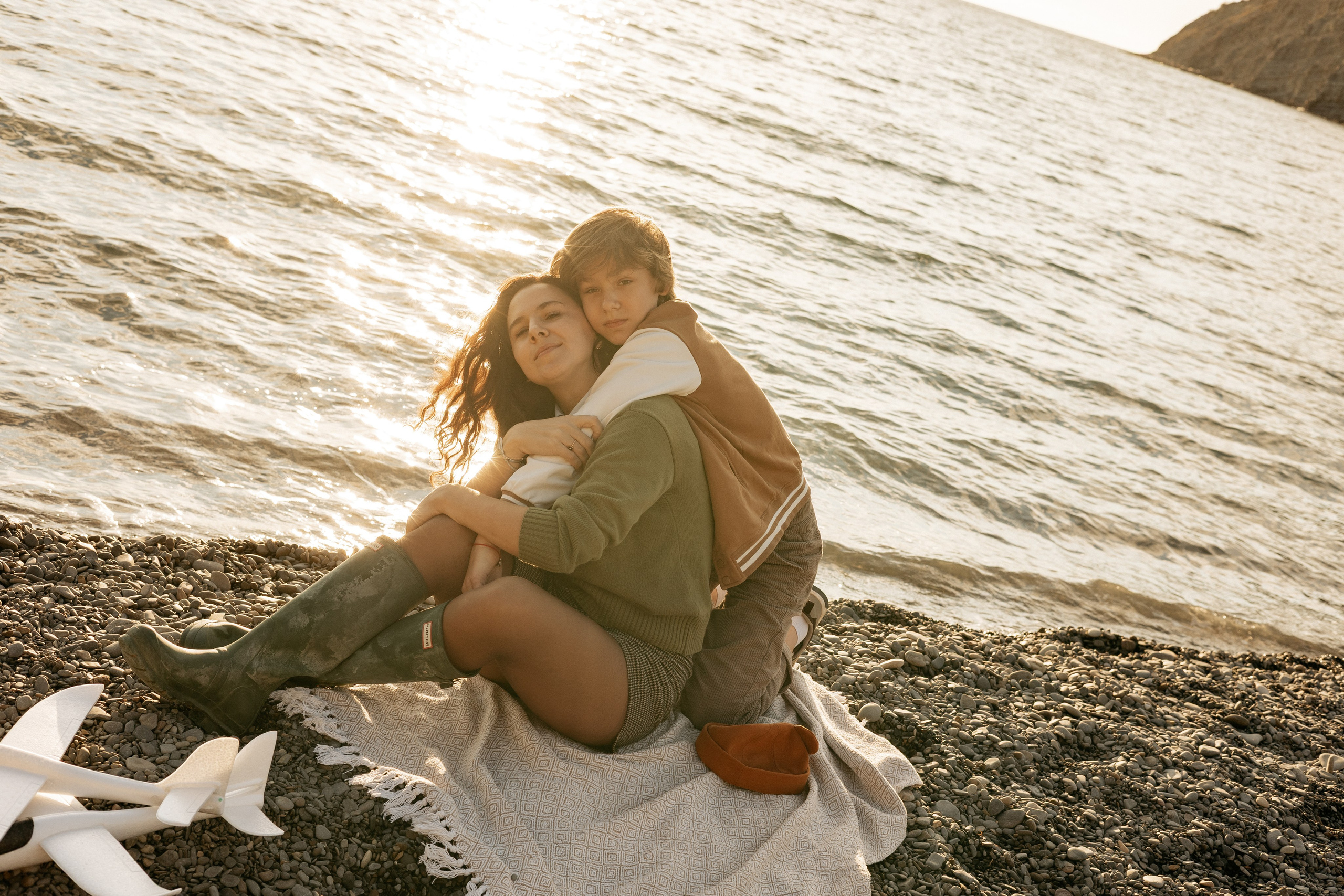 Семейная нежность и любовь на фоне заката