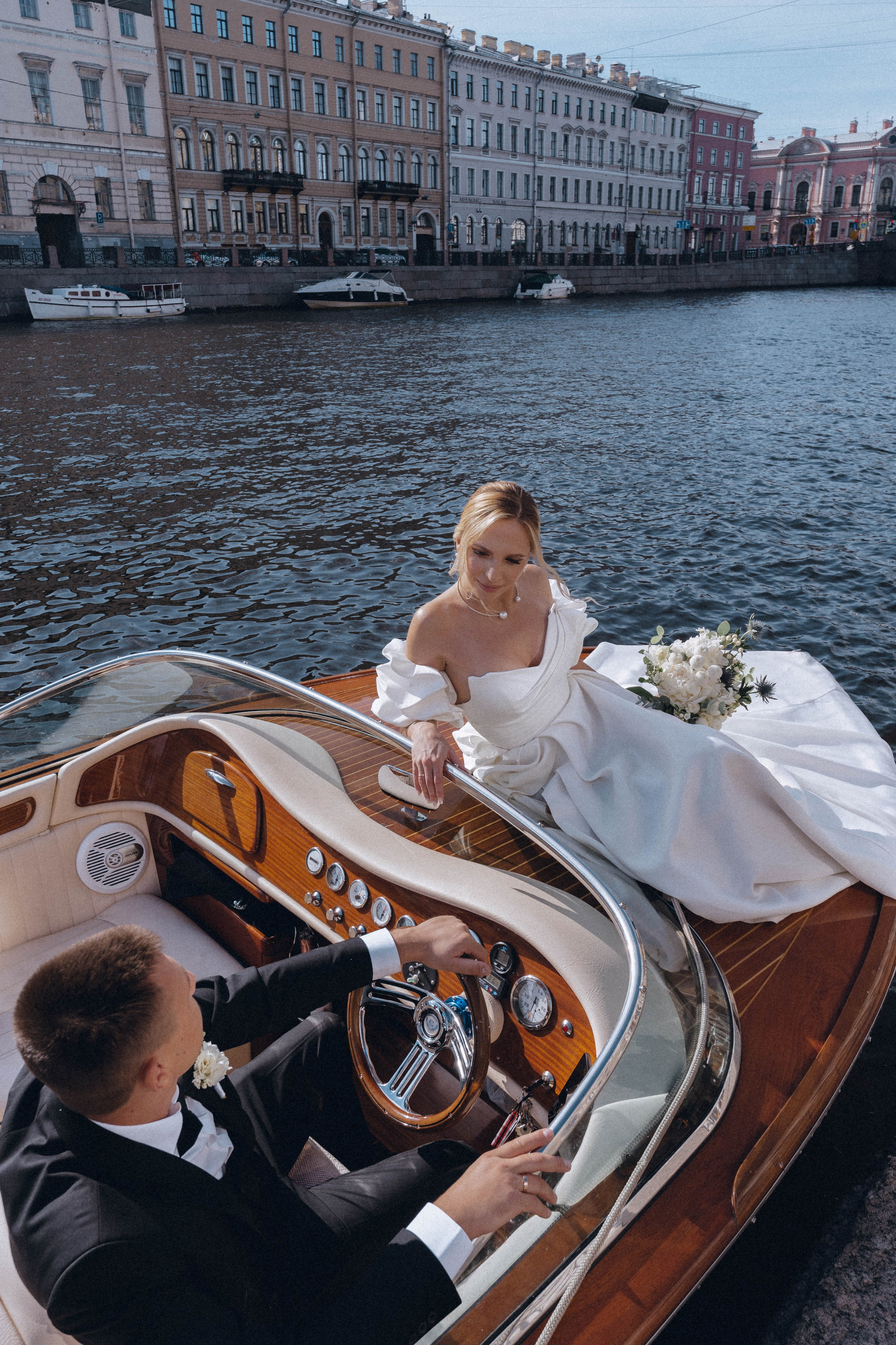 СВАДЕНБНАЯ СЬЕМКА НА КАТЕРЕ ПО КАНАЛАМ САНКТ-ПЕТЕРБУРГА И В АКВАТОРИИ НЕВЫ. Профессиональный фотограф, Санкт-Петербург — Виктория Богомолова