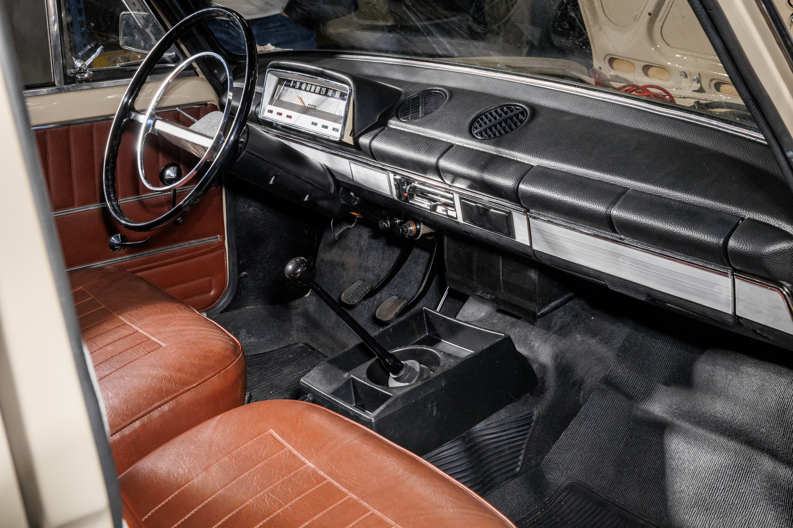 Автомобильная фотосъемка ВАЗ 2101 после реставрации в Бюро "Наследие"