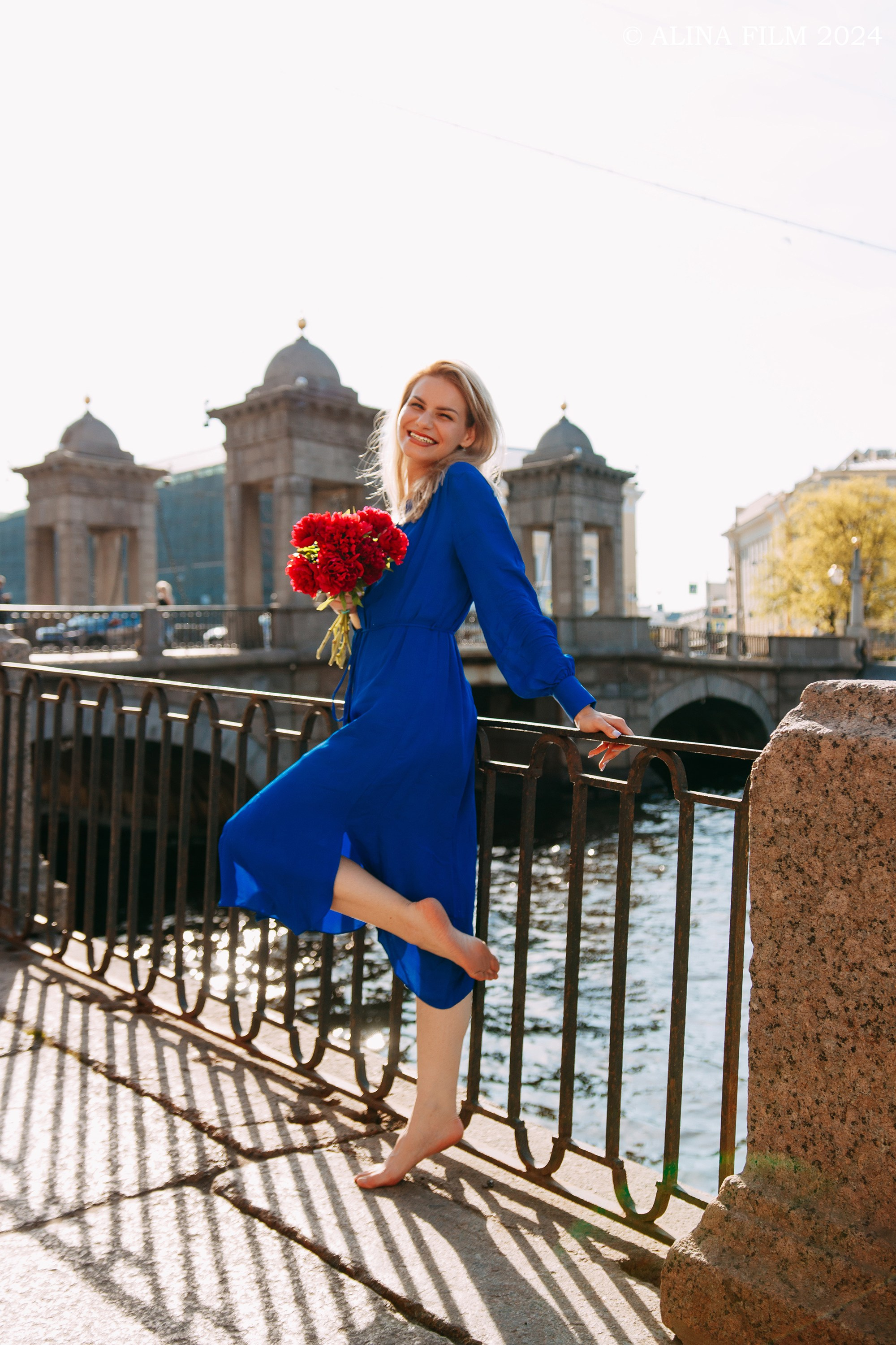 Девушка по городу шагает босиком. Фотограф в Санкт-Петербурге Alina Film