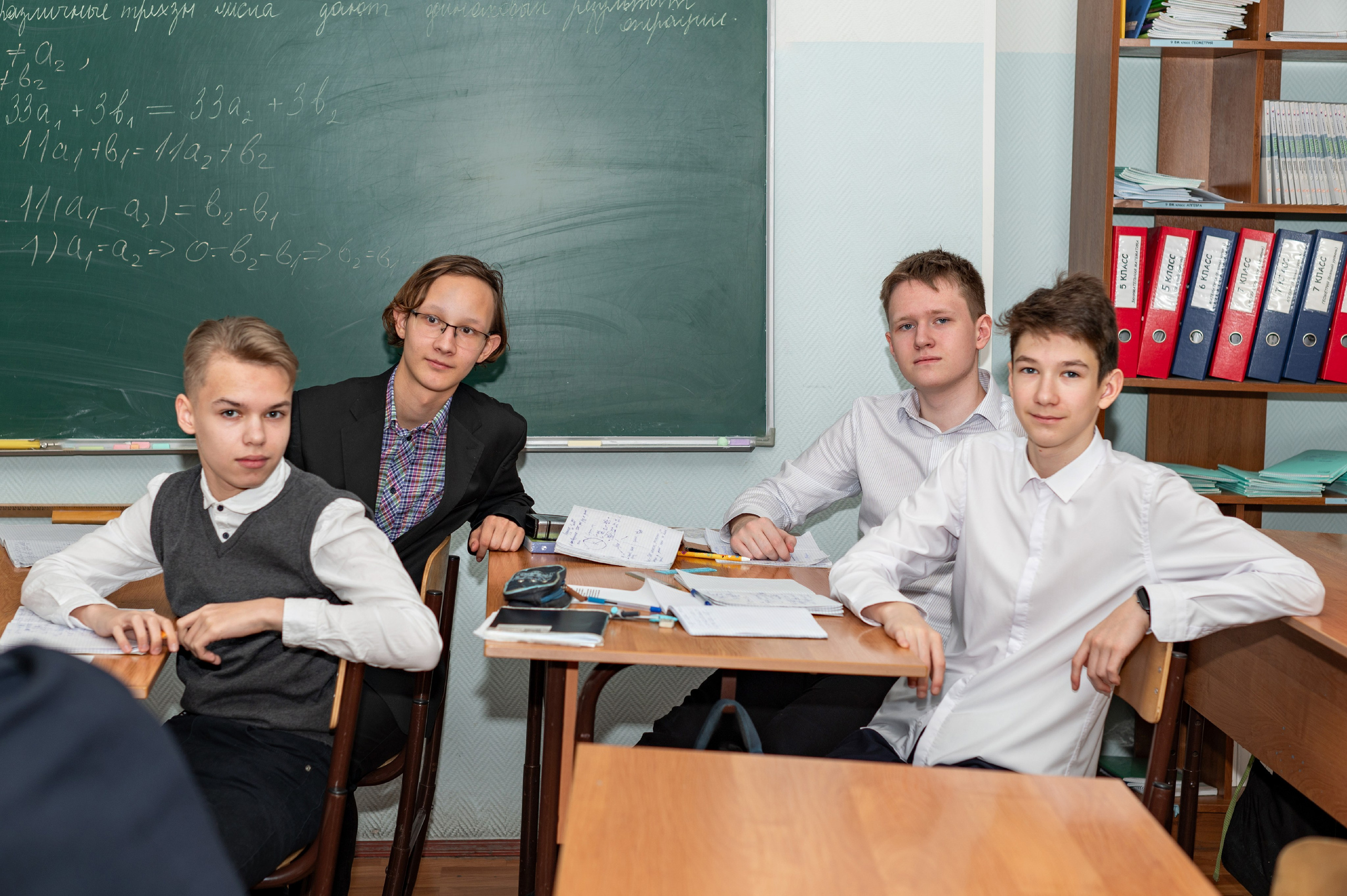 Фотосессия в классе и на территории школы. 9-М класс Школа 1568. Детский и семейный фотограф г. Москва Оксана Катаджи