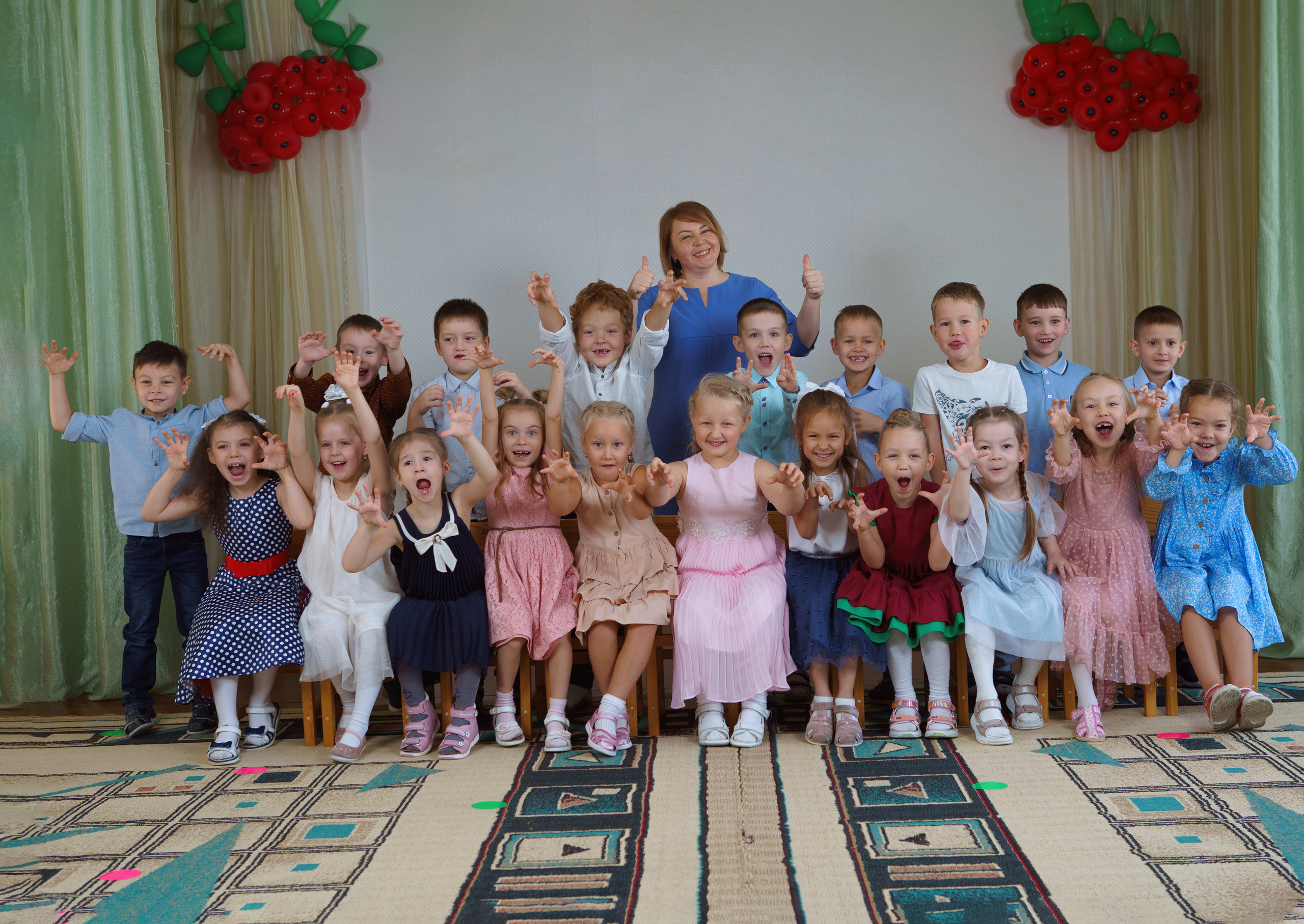 Фотоальбом выпускной детский сад. Большое общее фото на весь разворот.