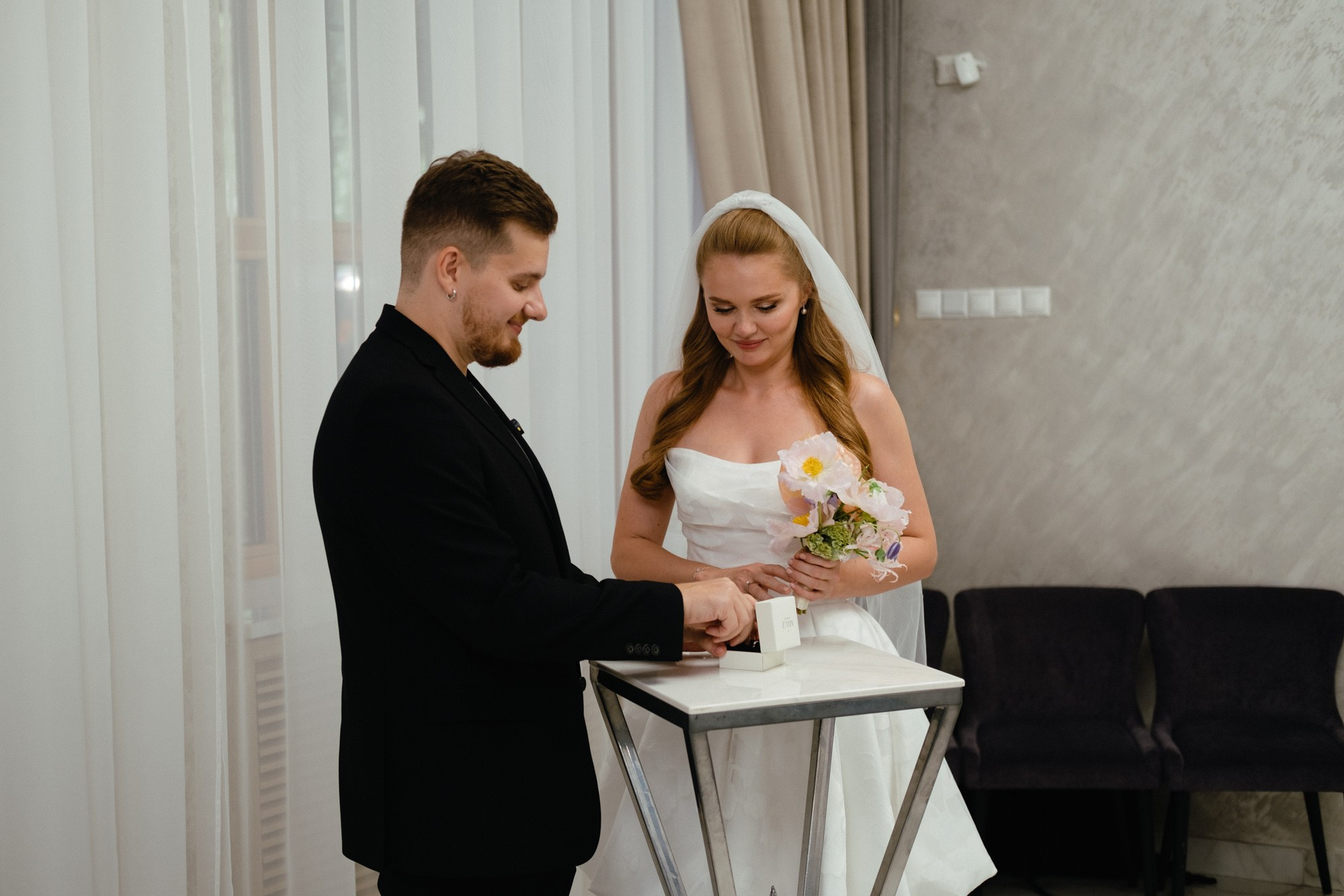 «ты красивый» — «нет, ты!». Свадебный фотограф Александра Тюлякова