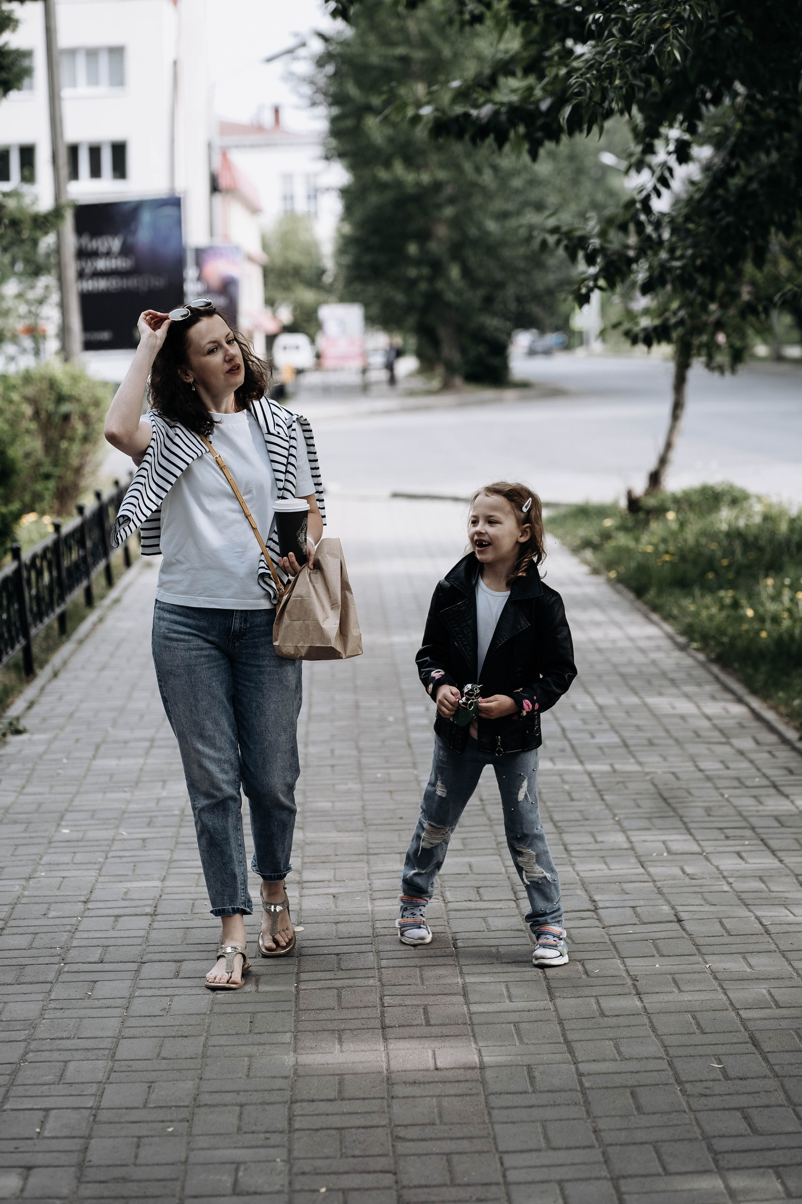 Маня и Аня ранним утром 🤍. Семейный фотограф в Томске Зарина Азизбаева