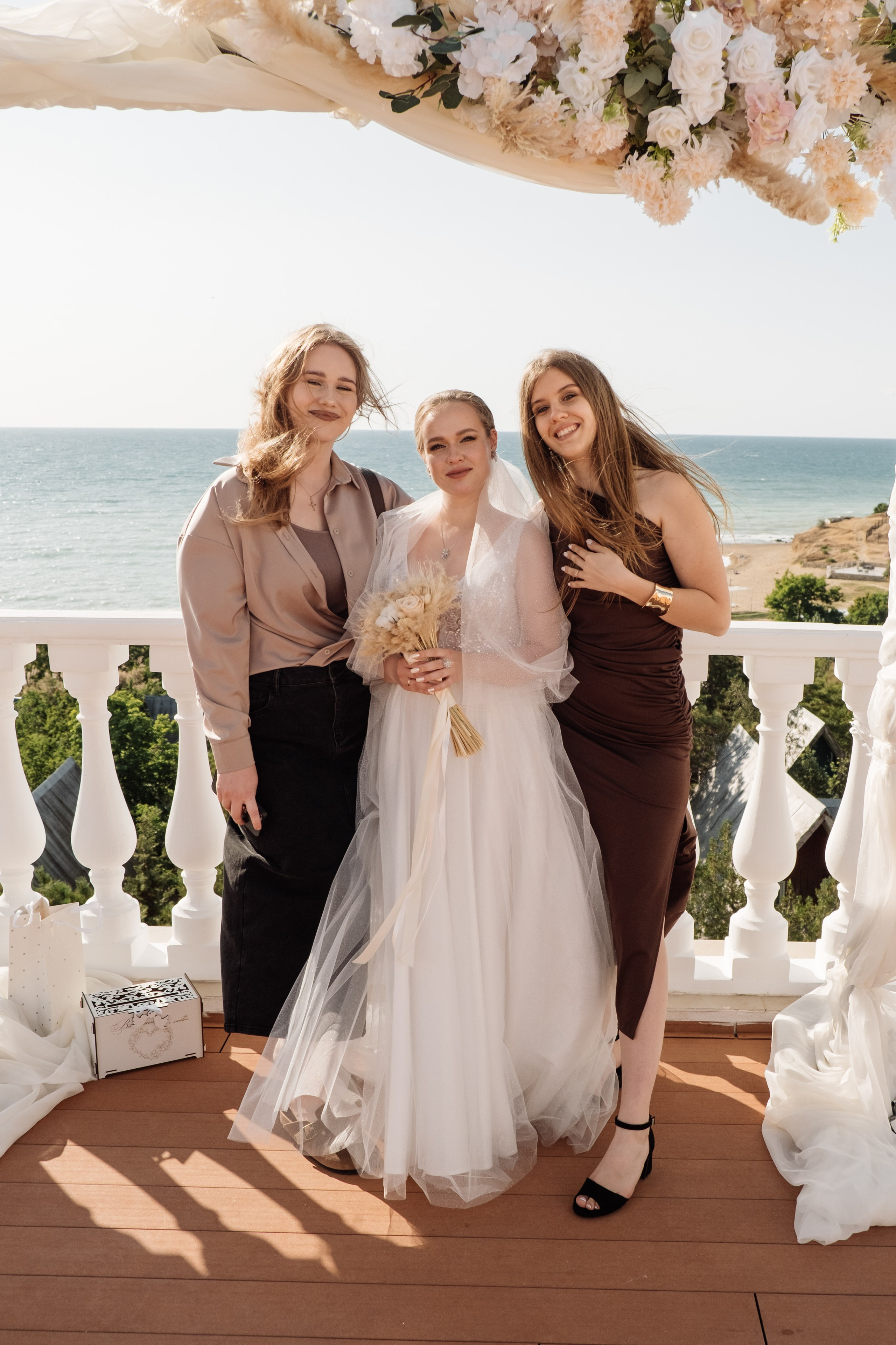 Свадебный ретопртаж. Профессиональная фотосъемка в Крыму. Натуральные эмоции и живые кадры. Забронируйте дату прямо сейчас!