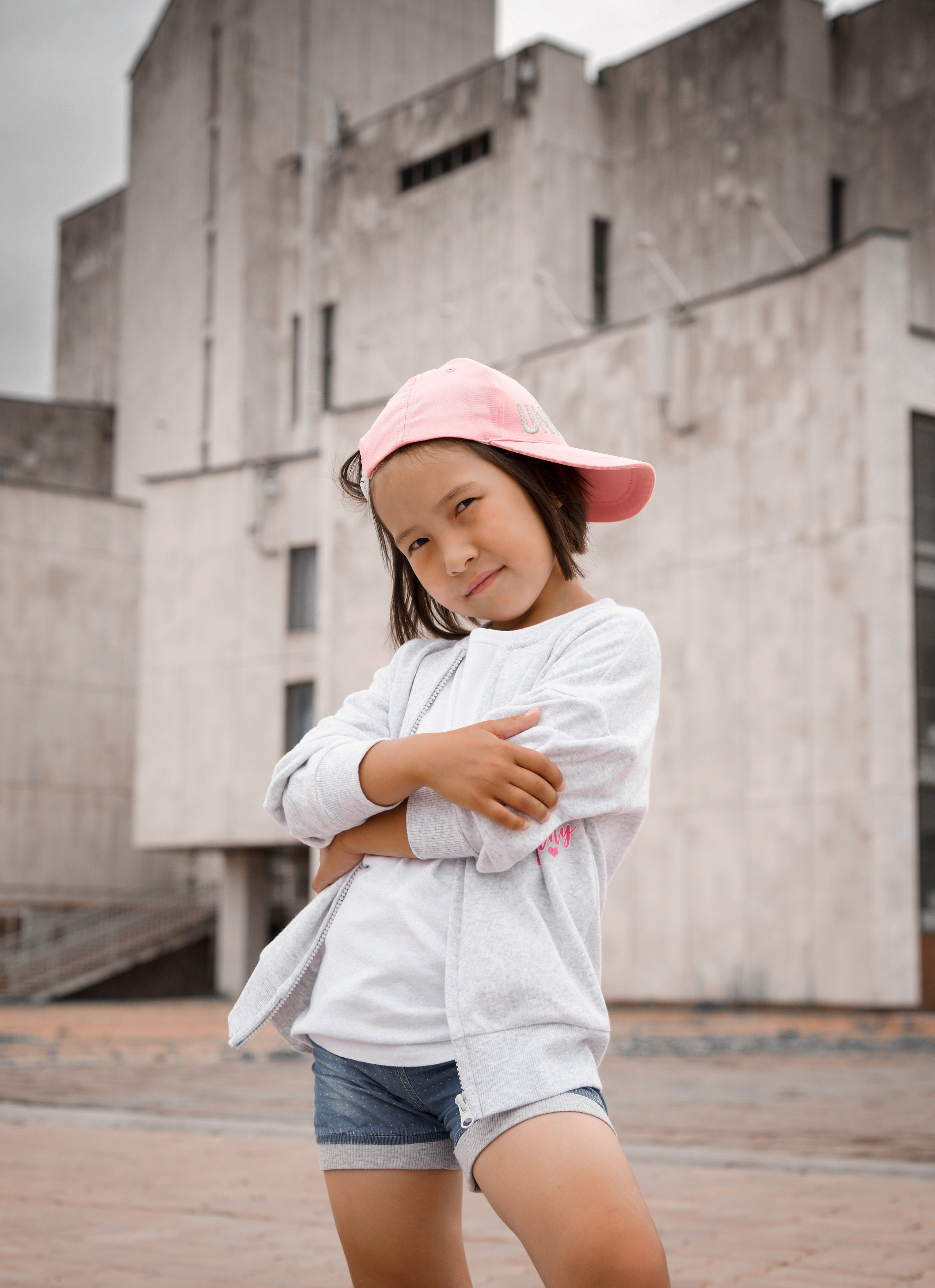 Детская фотосессия летом - девочка стоя в бейсболке