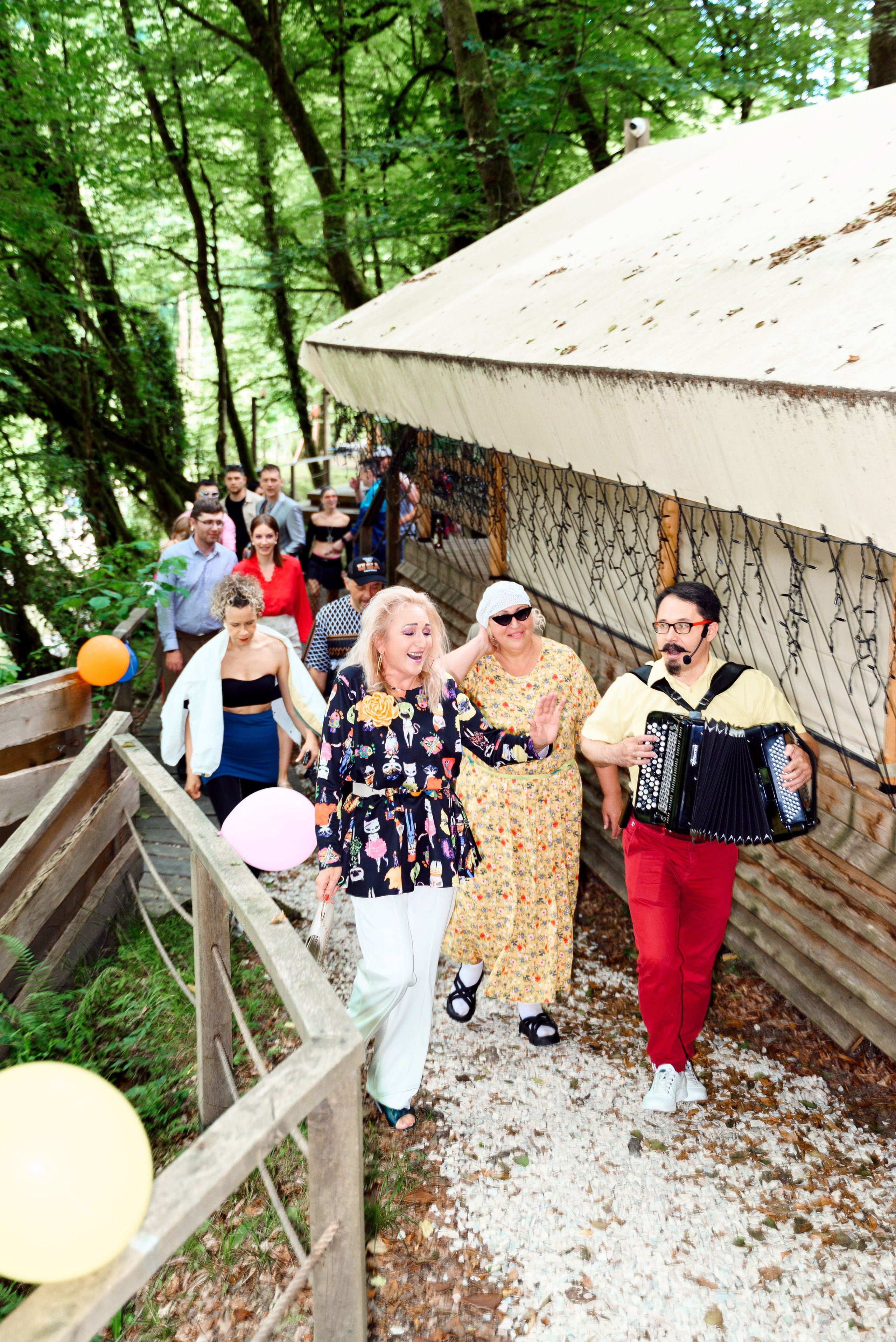 Гости идут и радуются поют под баян свадьба в стиле девяностых в лесу в городе Сочи глемпинге енот. 