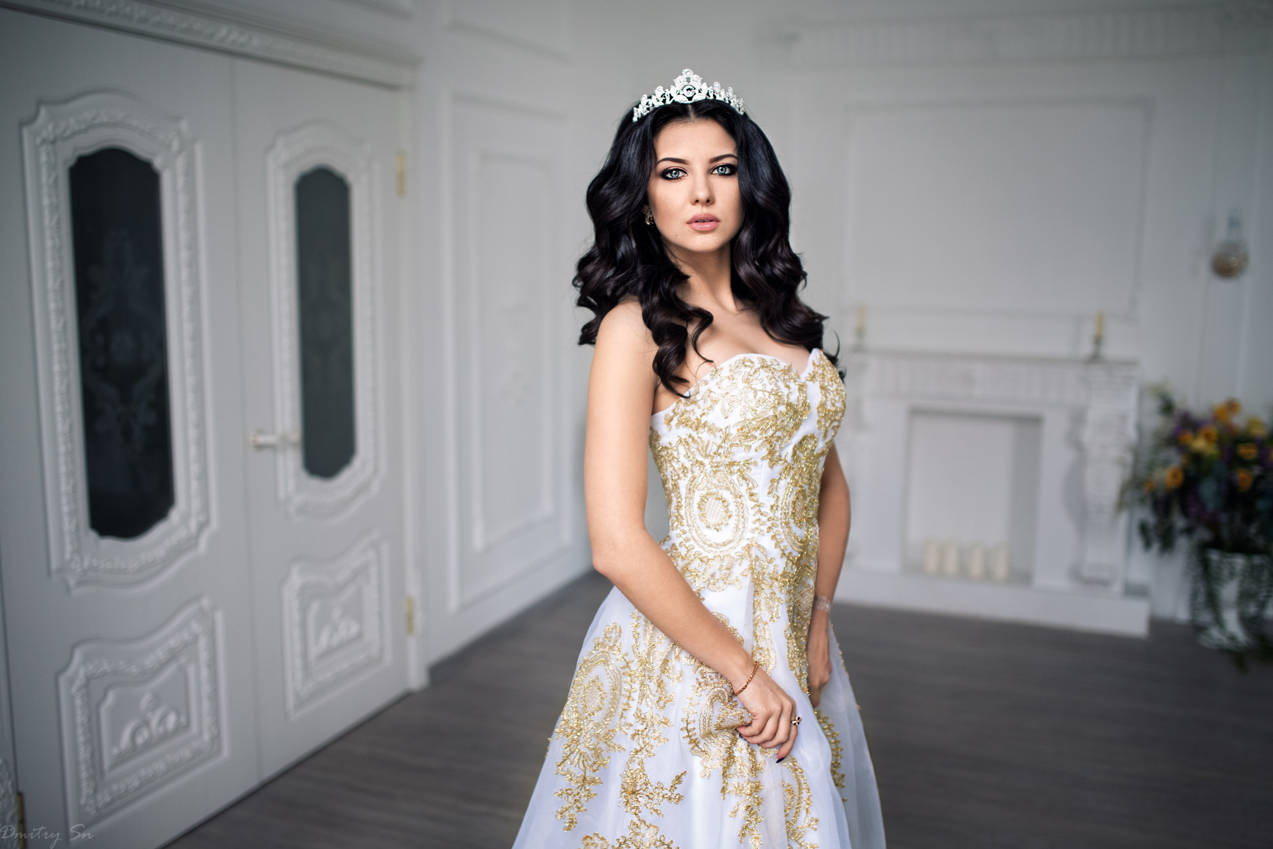 Съемка в студии с интерьером с Кристиной в белом пышном платье в формате для «себя»