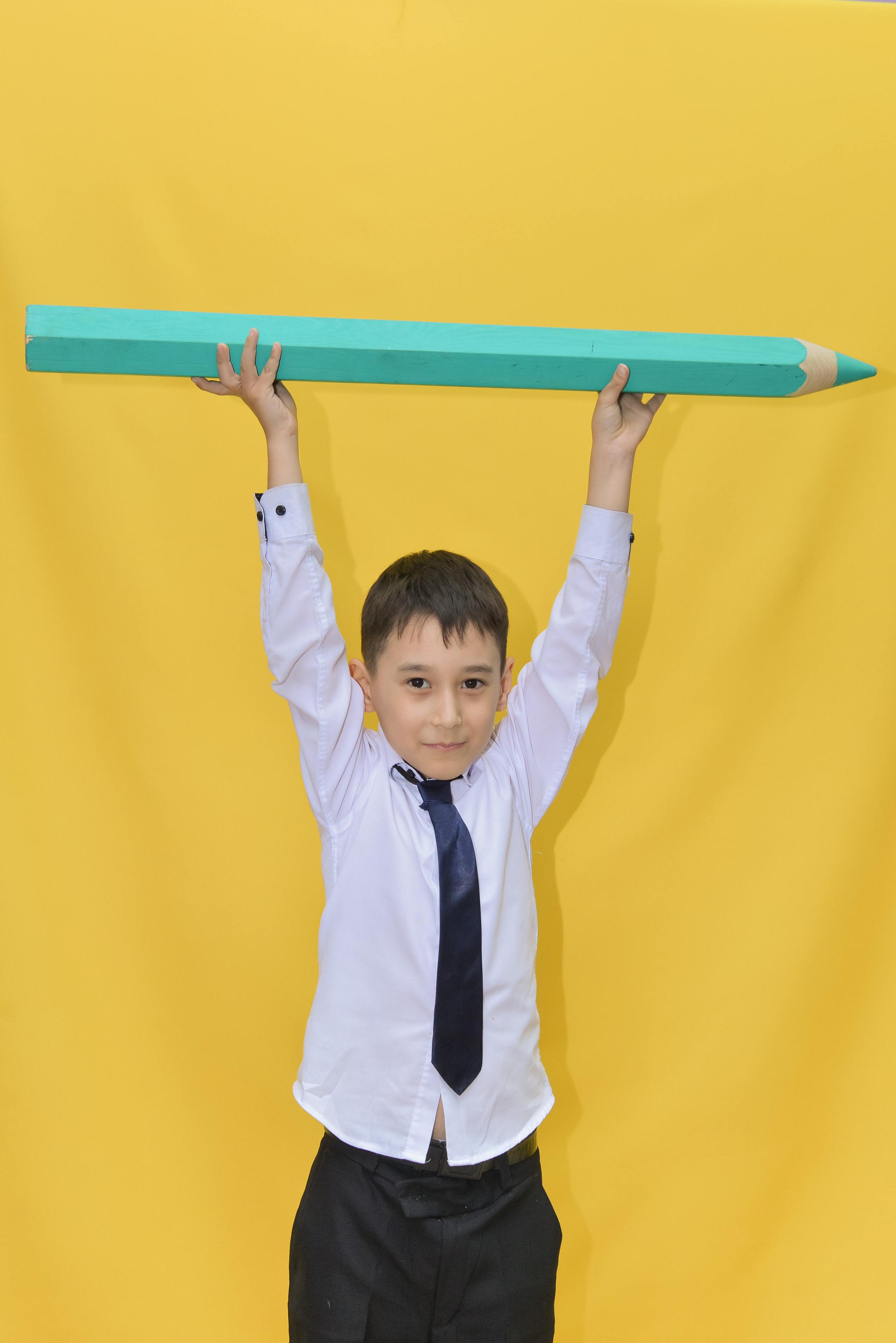 2 класс. На жёлтом фоне. «Веселые карандаши». Детский и школьный фотограф в Костанае Рабига Сейткенова