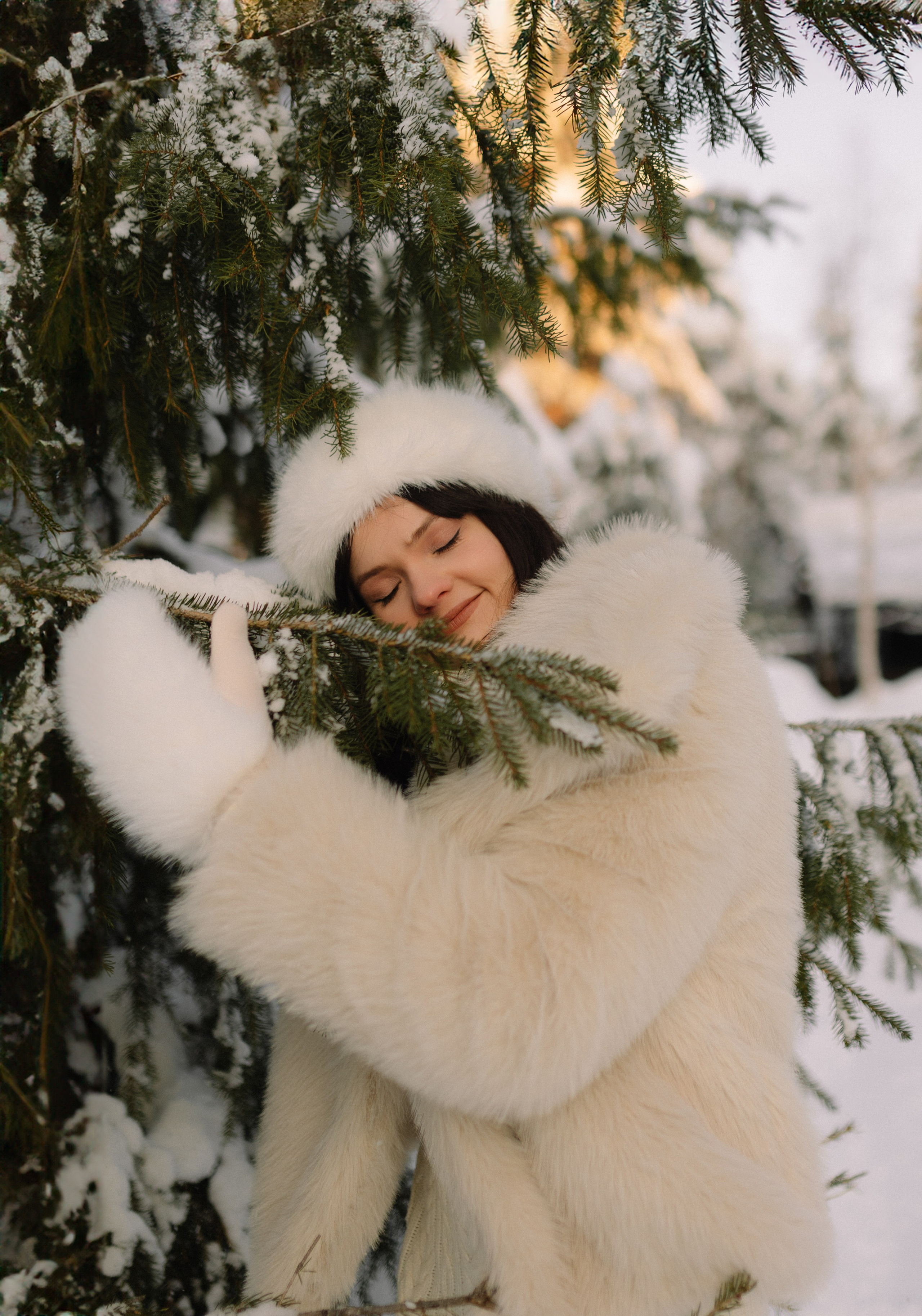 Зимой природа Мурманска дарит девушке незабываемый опыт созерцания красоты.  