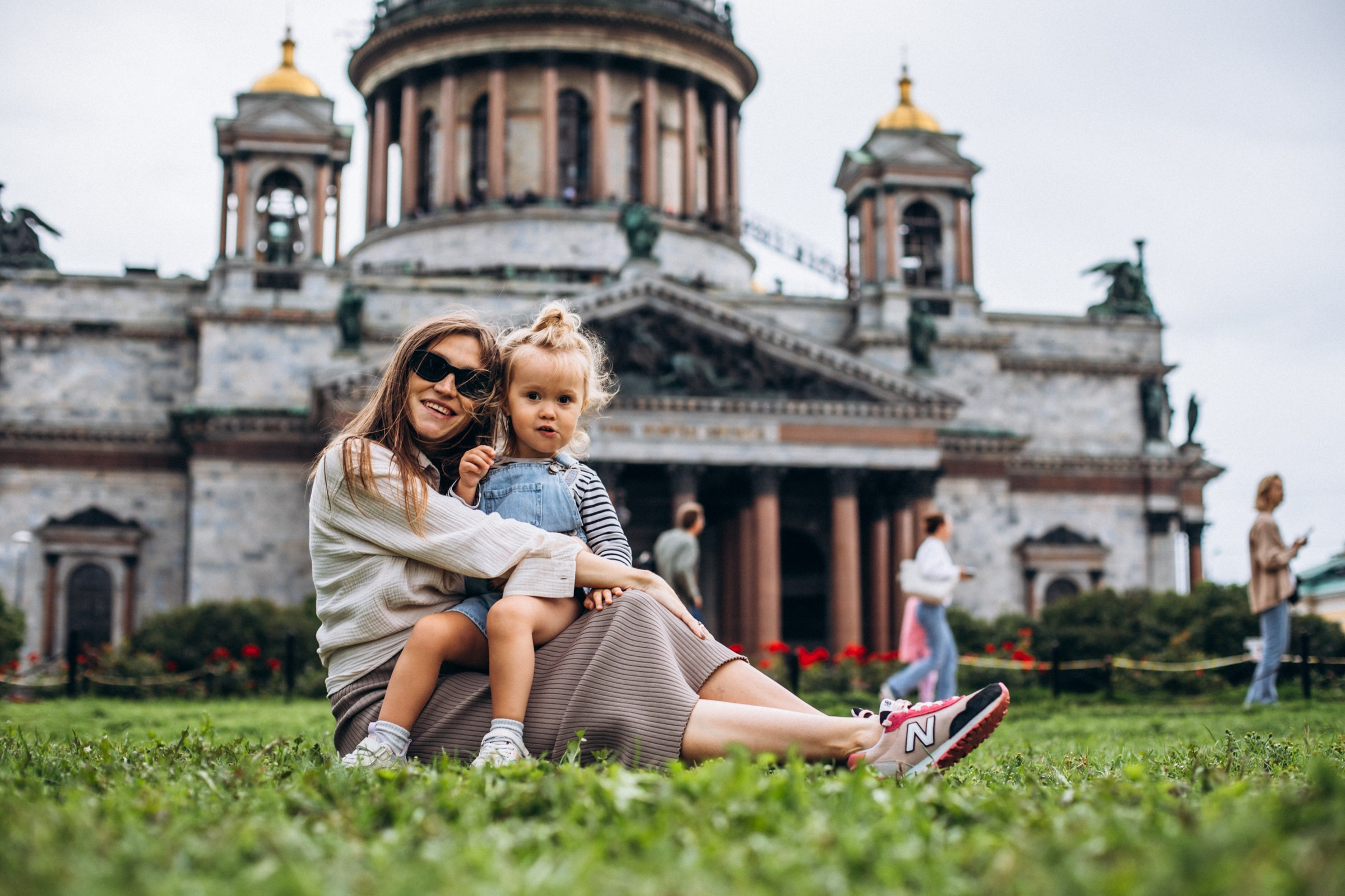 Яна с дочей в августе. Фотопрогулка в Петербурге. Индивидуальный и семейный фотограф в Санкт-Петербурге