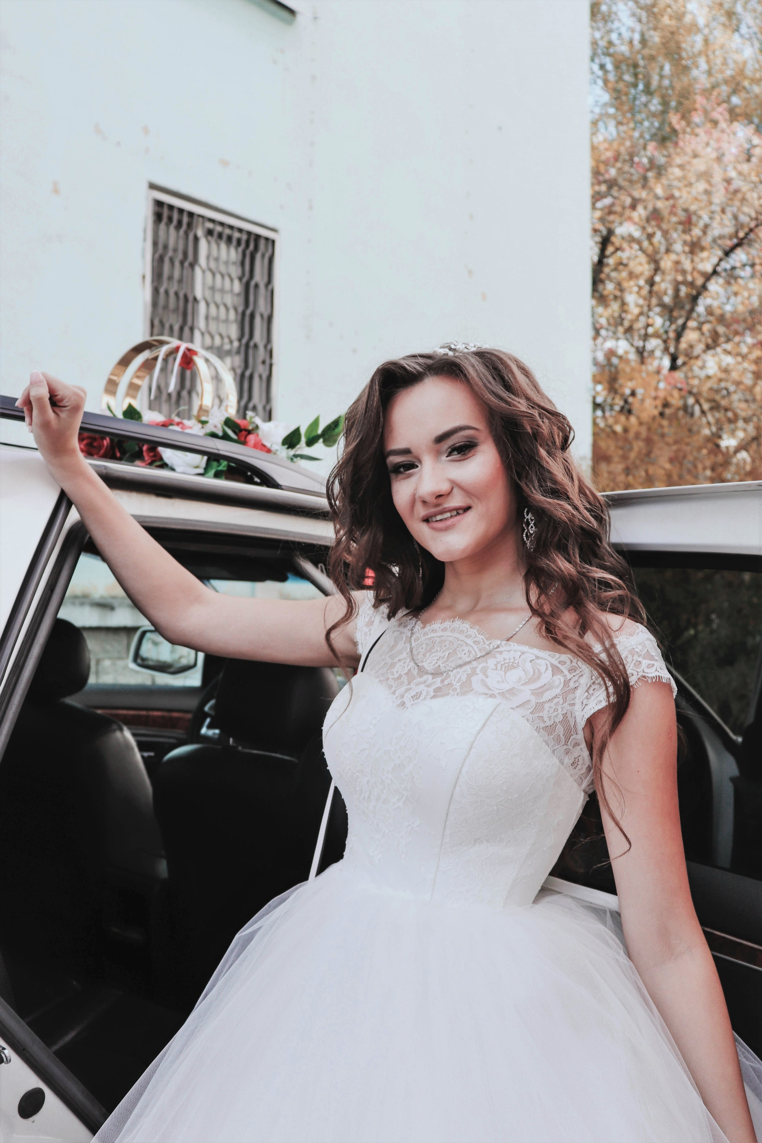 Свадебная фотосессия невесты возле машины в городе Северск и Томск