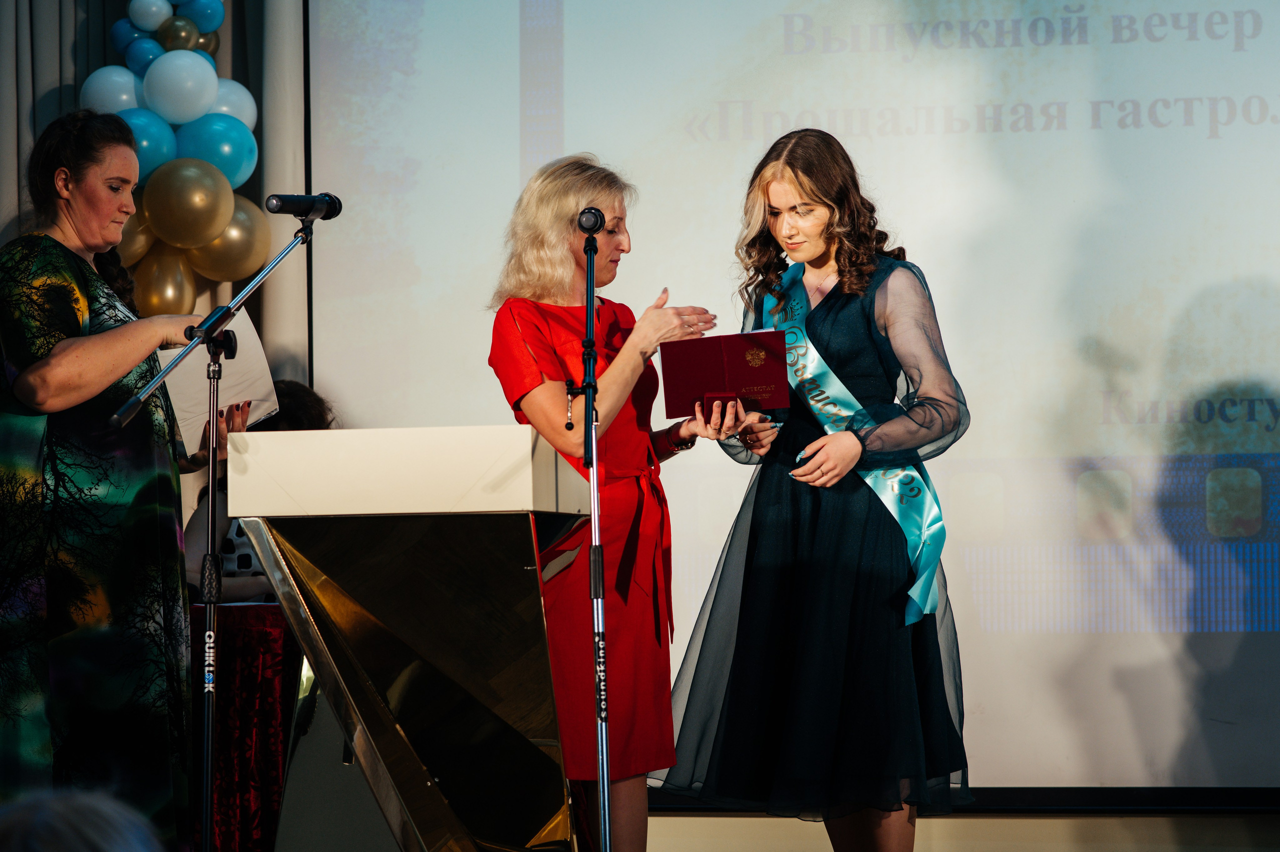 Вручение аттестатов. Выпускные альбомы в Подольске Москве и МО