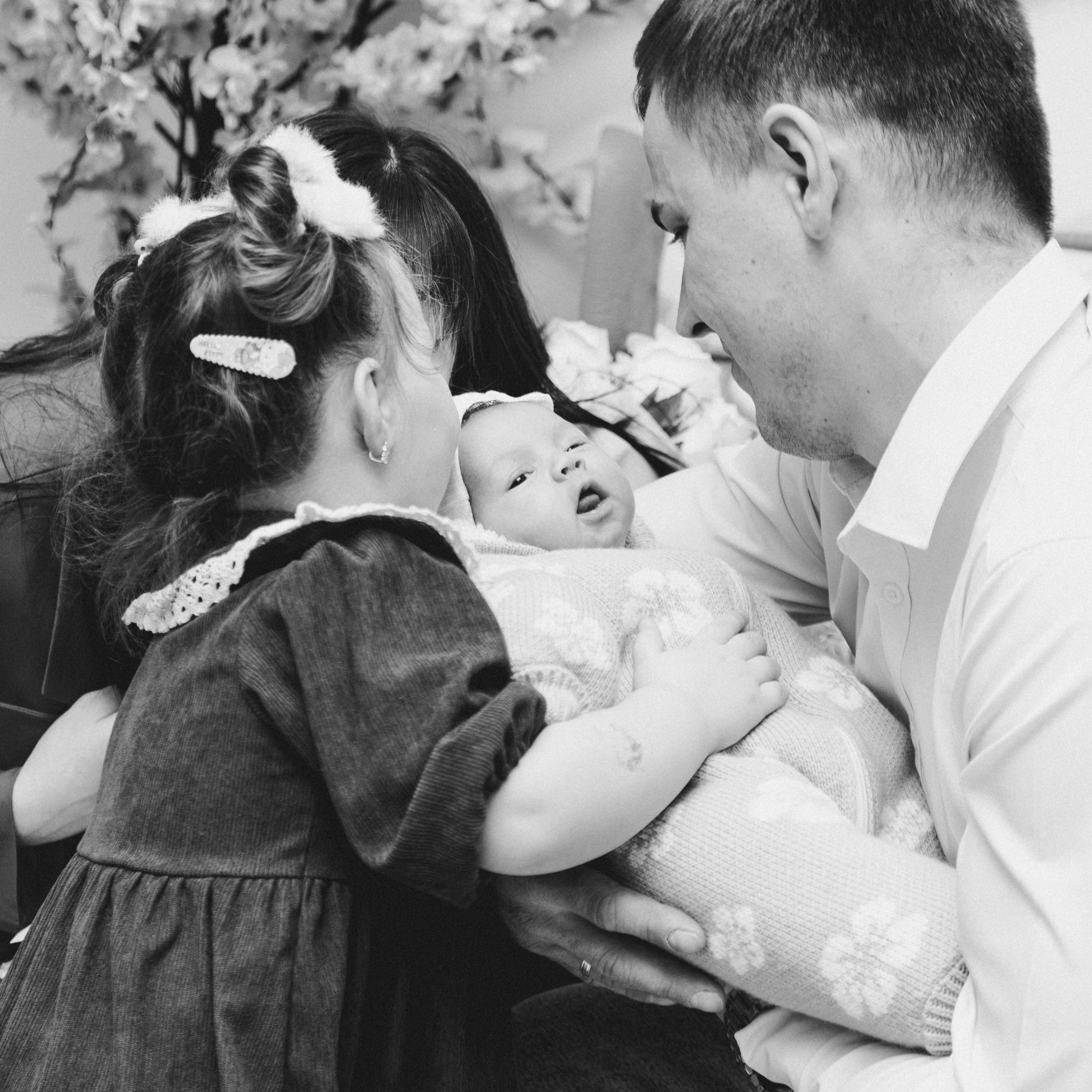 Выписка Алины и Евы из перинатального центра № 2. Семейный фотограф Софи Симакова в Волгограде и Волжском