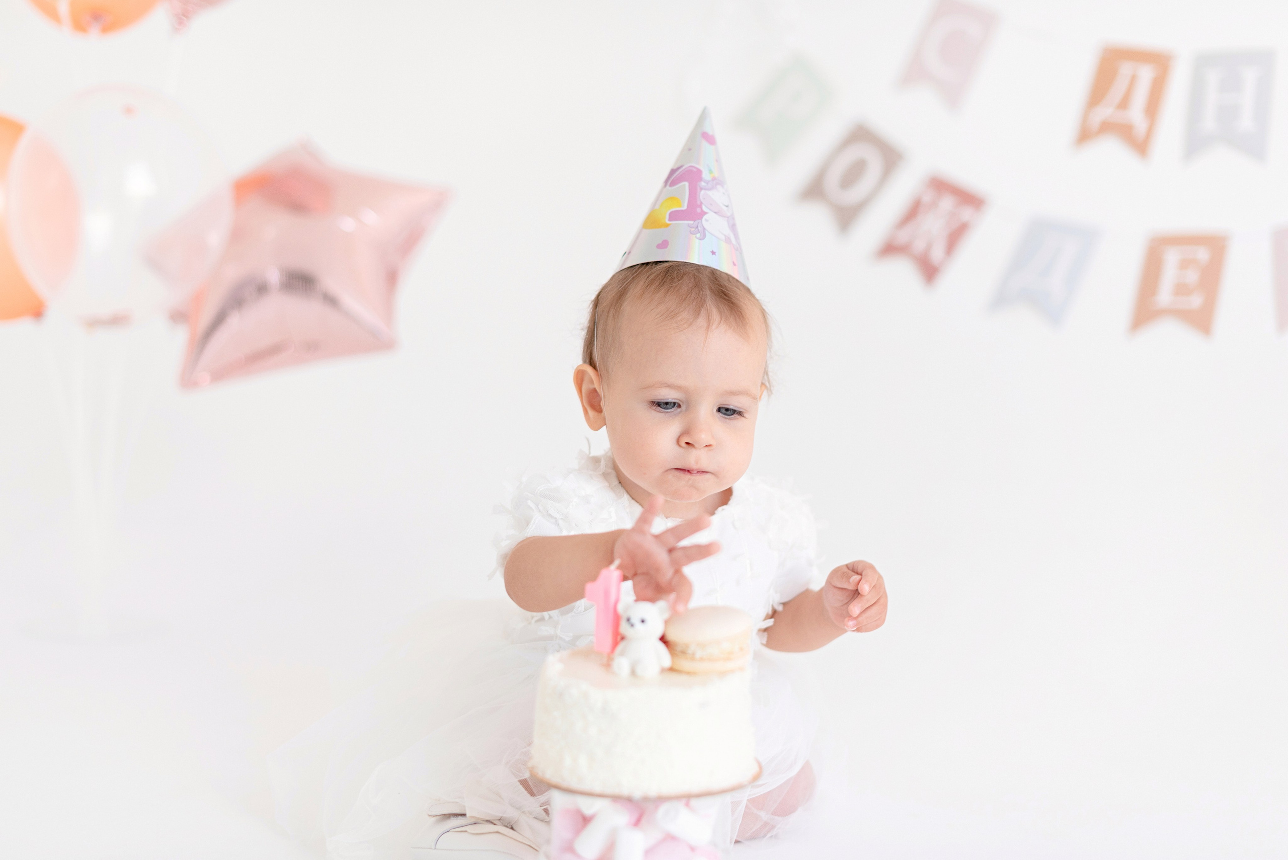 Фотосессия дня рождения ребенка в фотостудии, торт, воздушные шары, мыльные пузыри, профессиональные детские фотографии в Сургуте и Нефтеюганске.