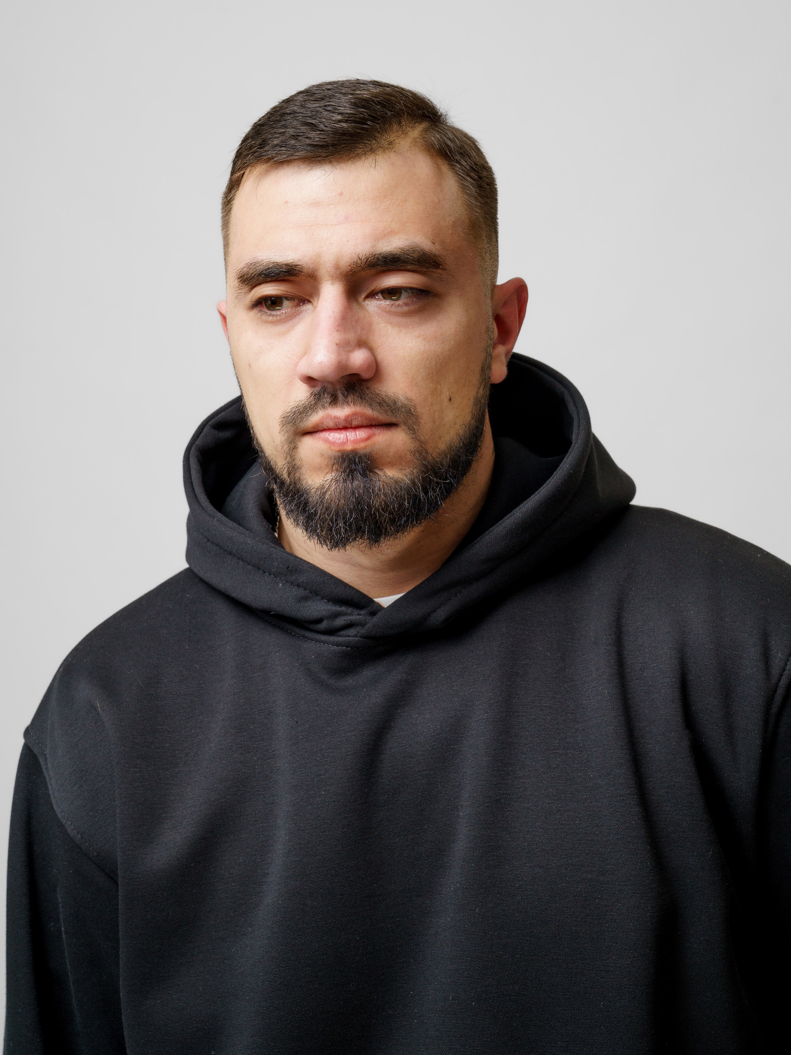 Худи мужское, модель Вячеслав. KED Production — продакшн из СПб. Создаём фото, видео и контент, который помогает брендам и селлерам продавать больше