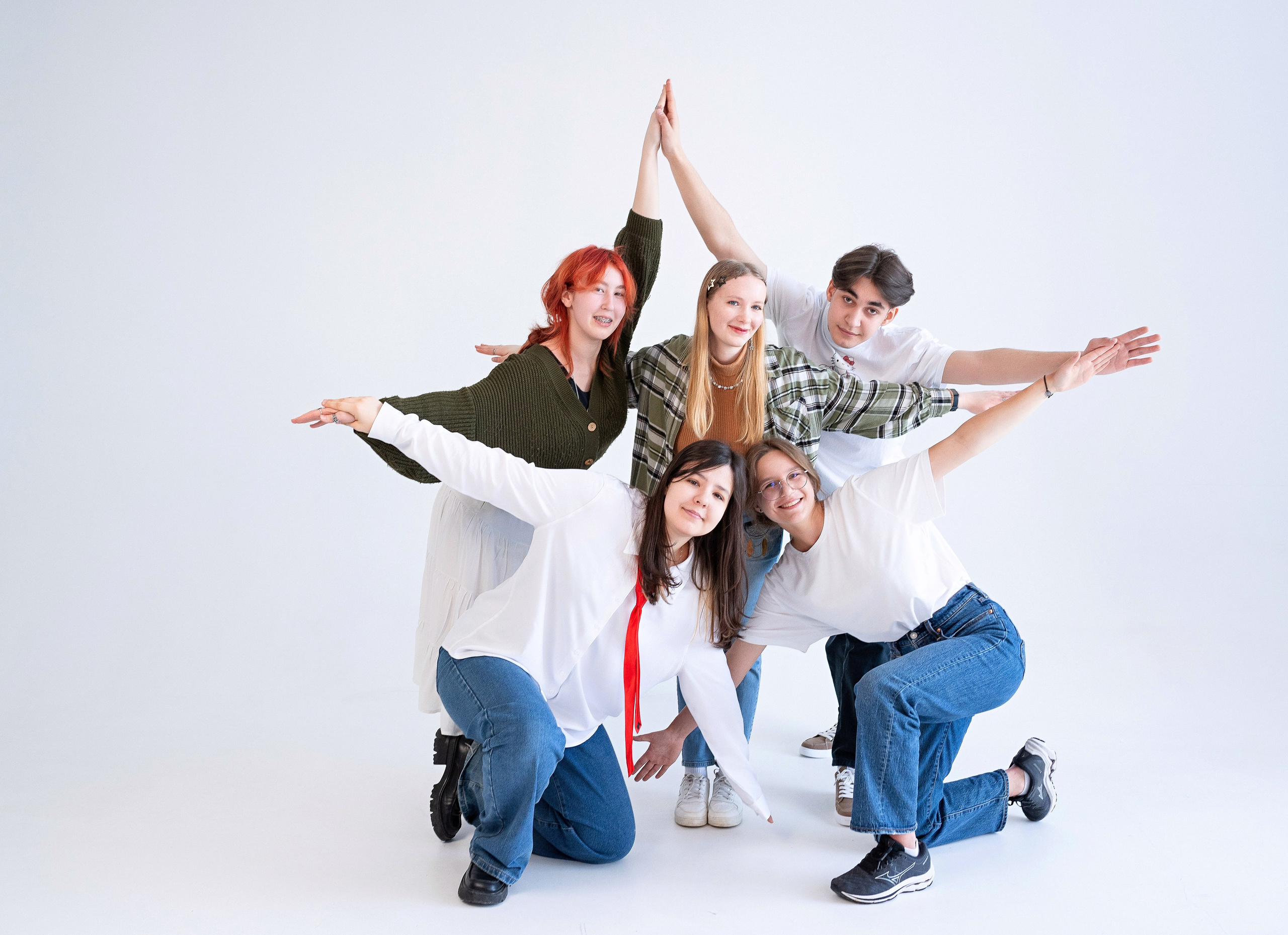 Выпускная фотосессия для выпускного класса в фотостудии на циклораме в Сургуте