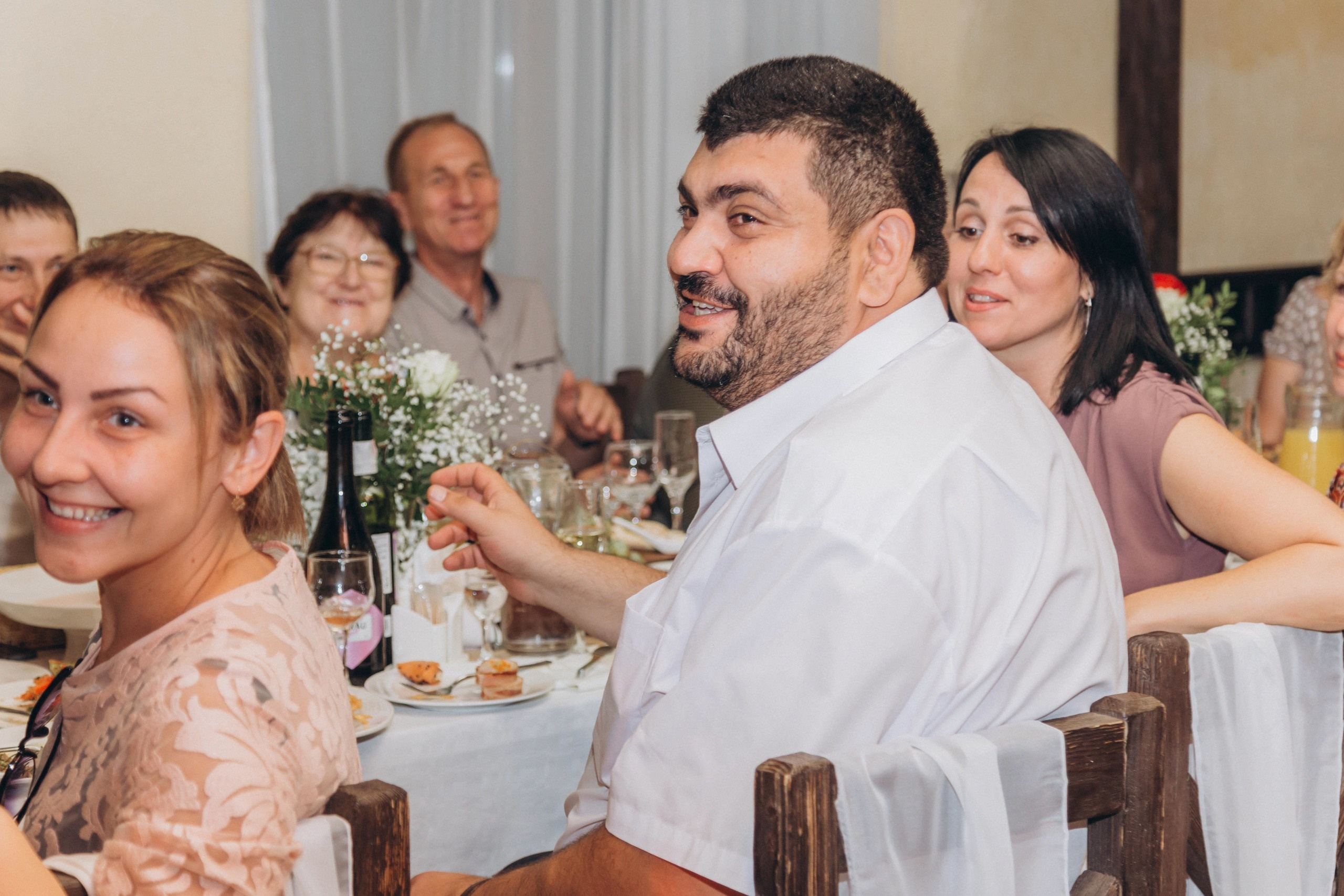 Жаркий солнечный летний день , очень жгучие объятия, поцелуи, энергети. Свадебный семейный фотограф в Иркутске Светлана Светлакова