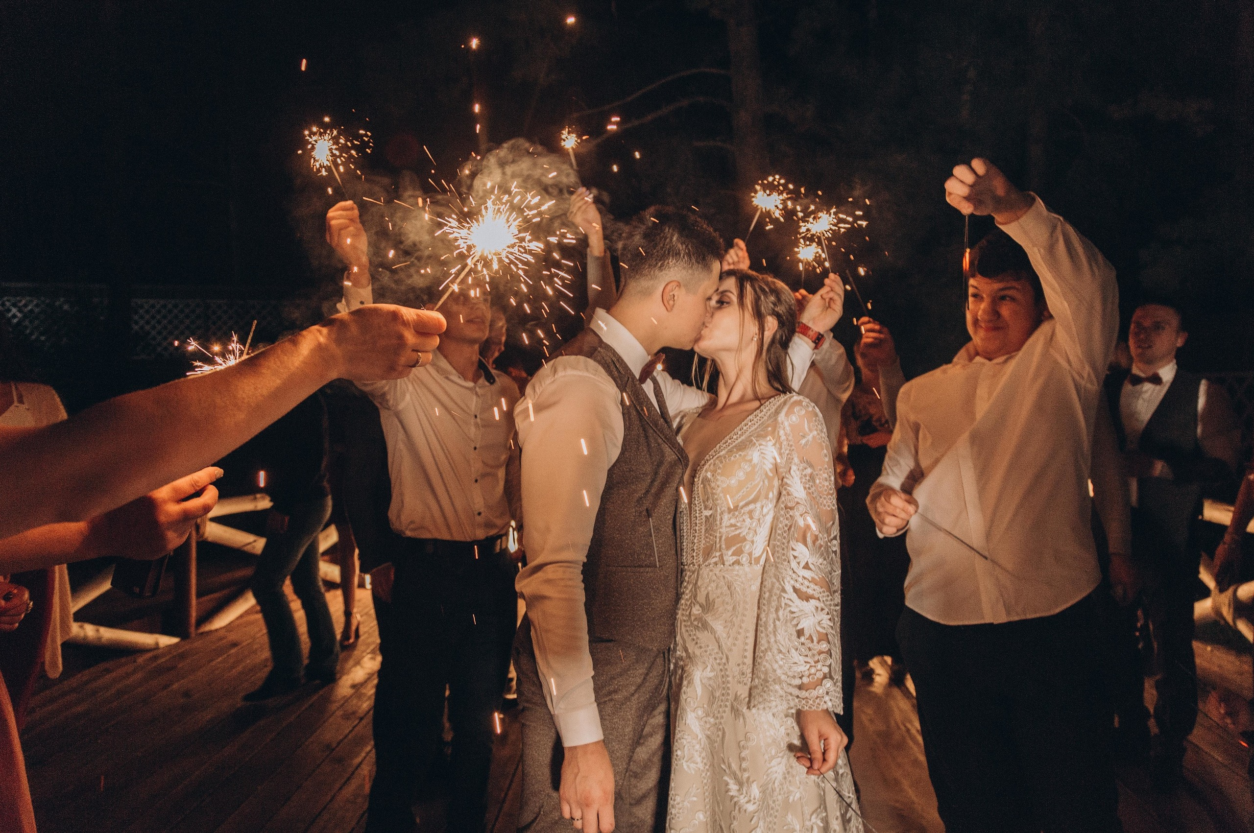 Жаркий солнечный летний день , очень жгучие объятия, поцелуи, энергети. Свадебный семейный фотограф в Иркутске Светлана Светлакова