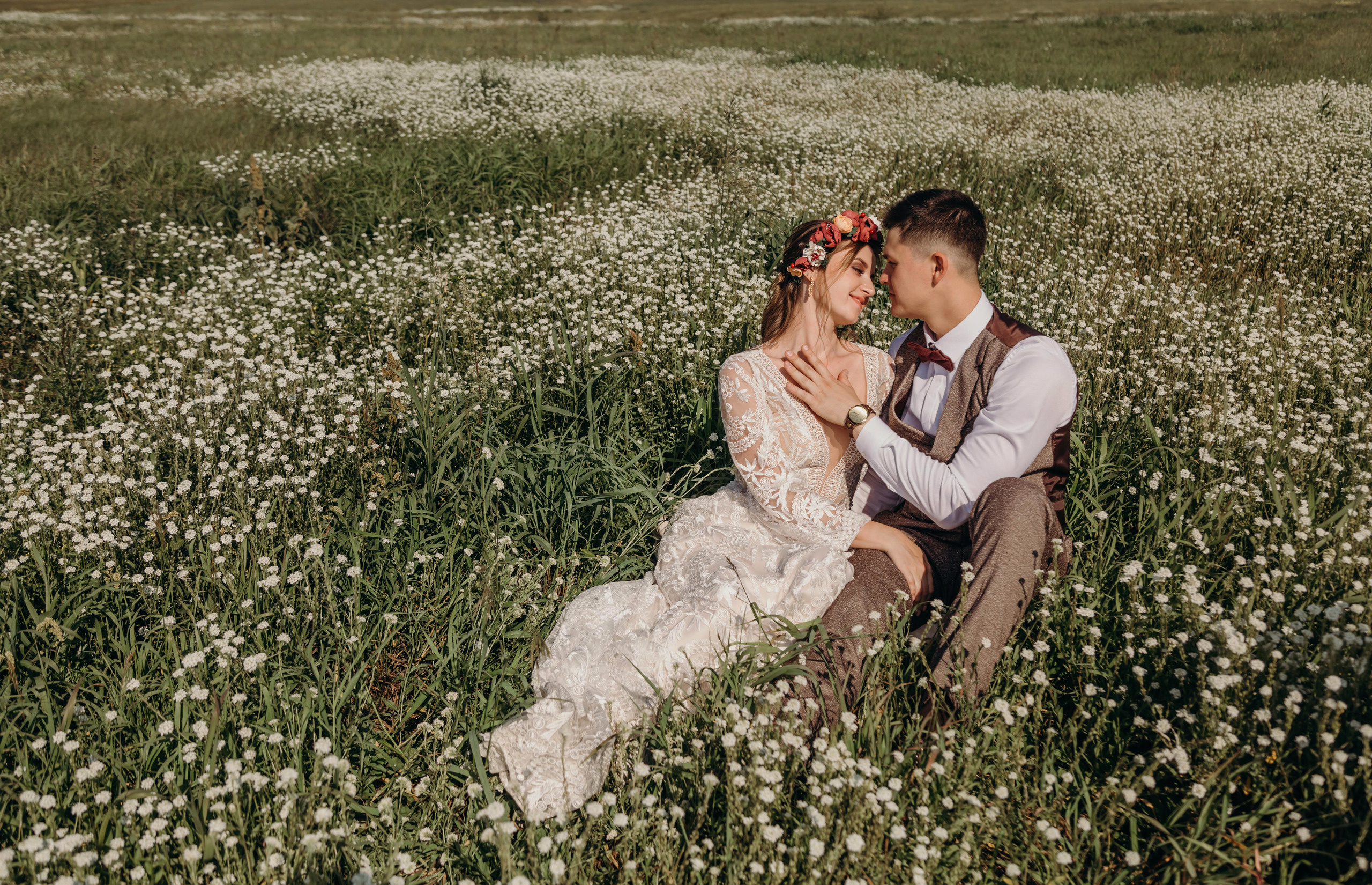 Жаркий солнечный летний день , очень жгучие объятия, поцелуи, энергети. Свадебный семейный фотограф в Иркутске Светлана Светлакова
