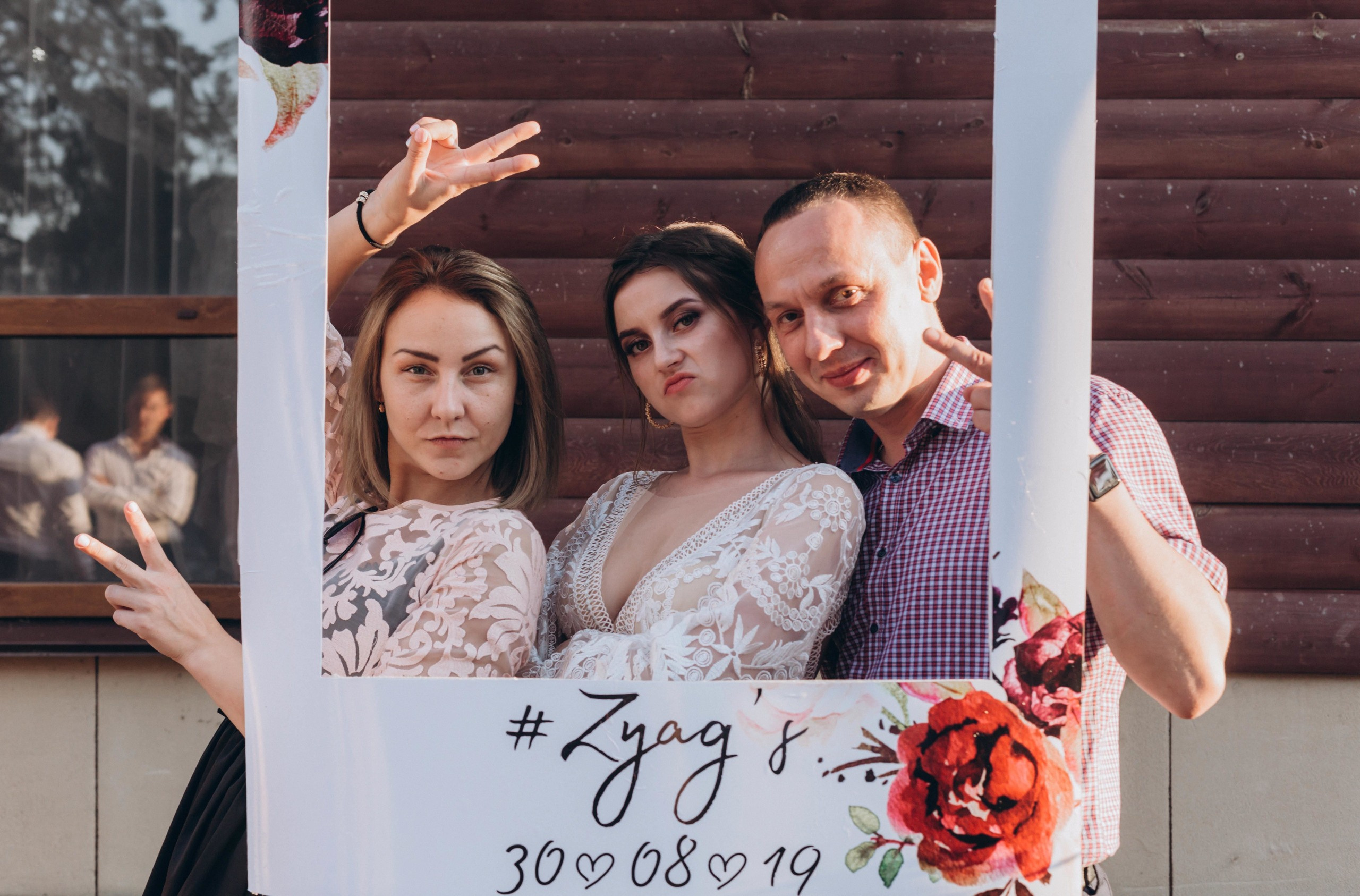 Жаркий солнечный летний день , очень жгучие объятия, поцелуи, энергети. Свадебный семейный фотограф в Иркутске Светлана Светлакова