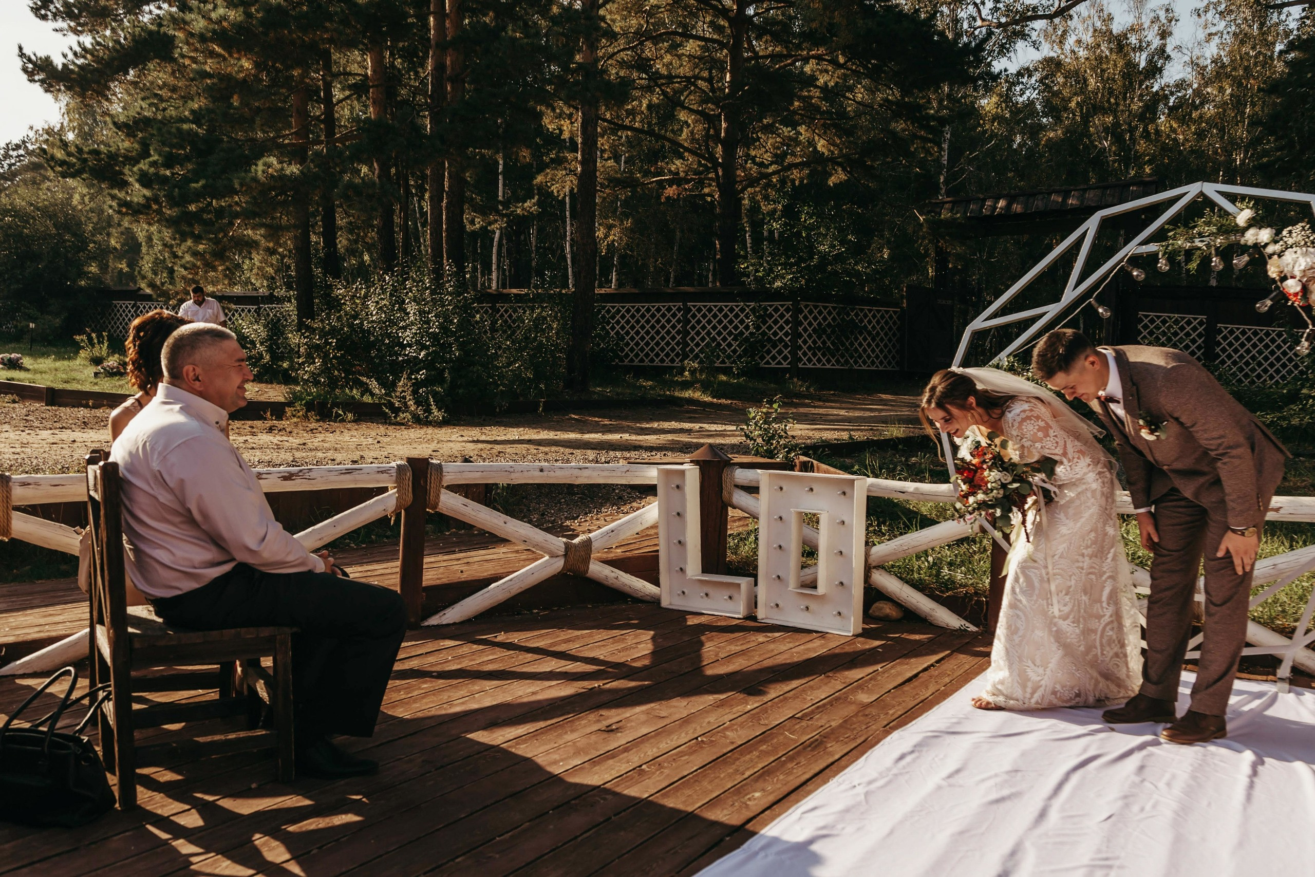 Жаркий солнечный летний день , очень жгучие объятия, поцелуи, энергети. Свадебный семейный фотограф в Иркутске Светлана Светлакова