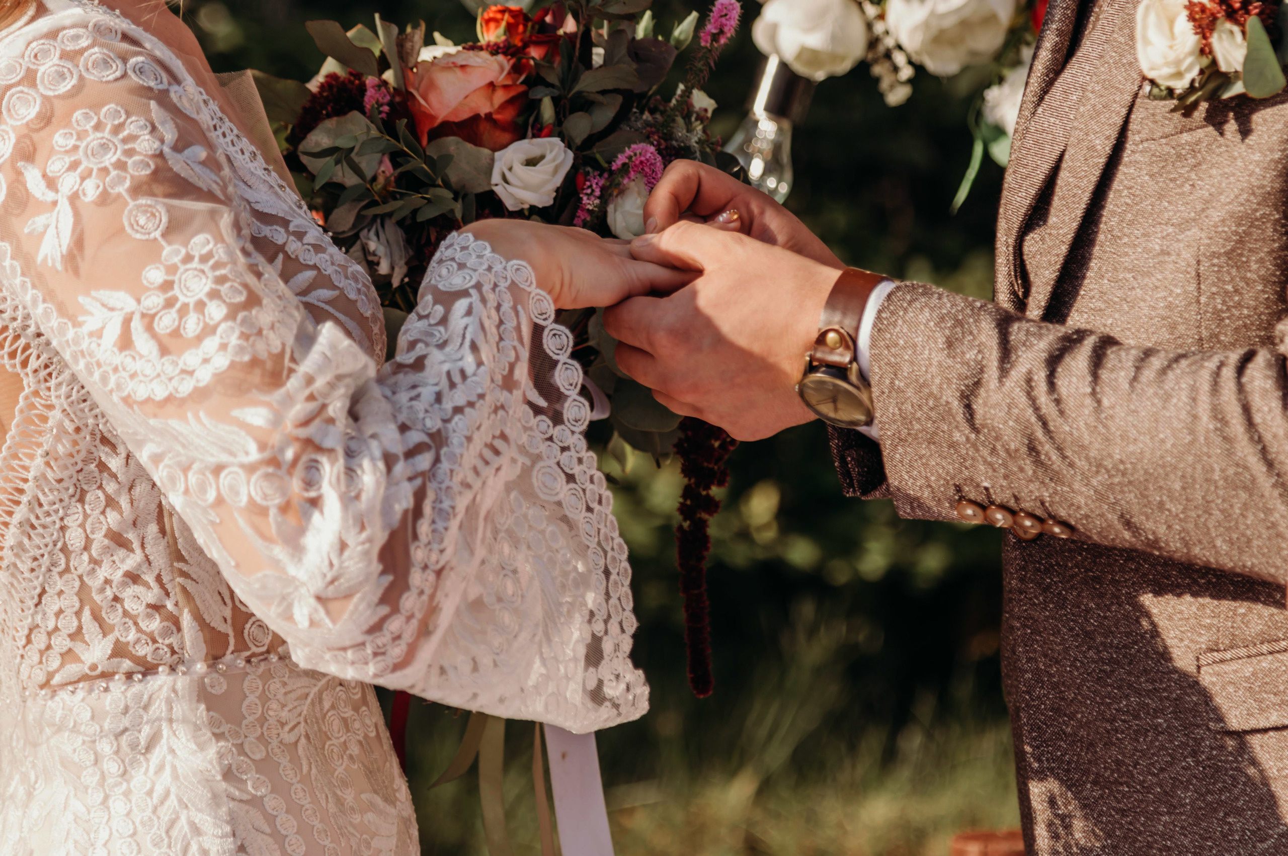 Жаркий солнечный летний день , очень жгучие объятия, поцелуи, энергети. Свадебный семейный фотограф в Иркутске Светлана Светлакова