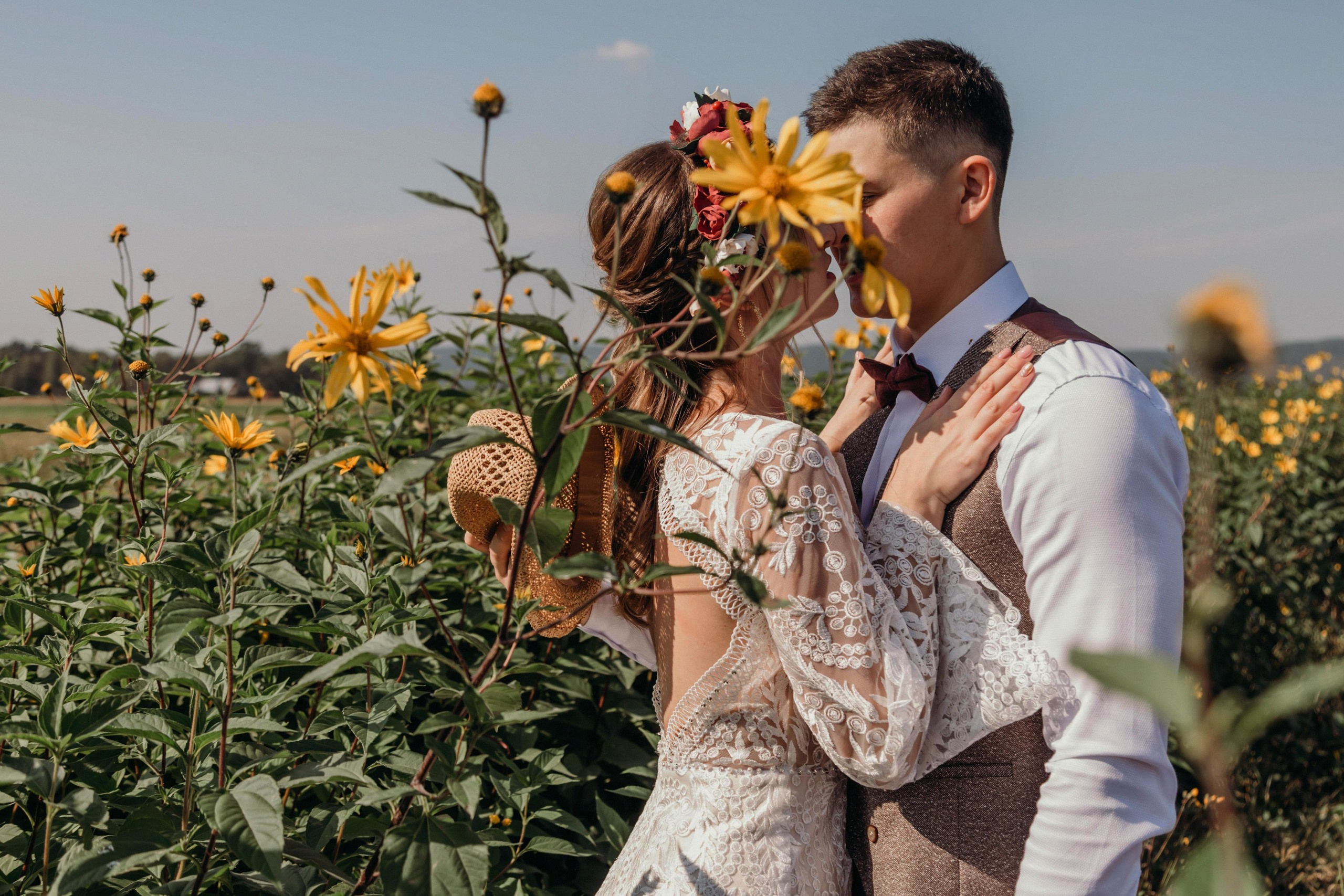 Жаркий солнечный летний день , очень жгучие объятия, поцелуи, энергети. Свадебный семейный фотограф в Иркутске Светлана Светлакова