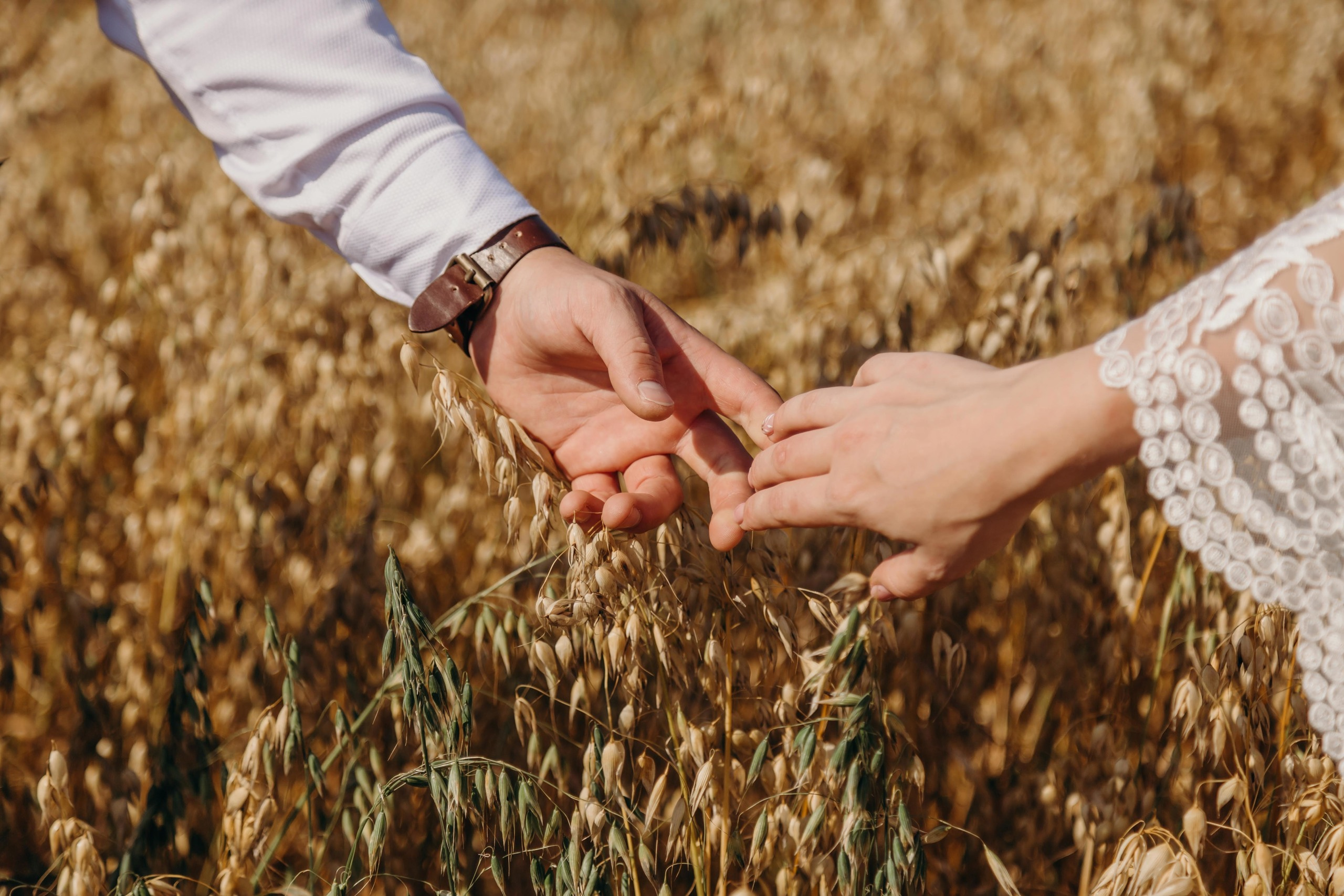 Жаркий солнечный летний день , очень жгучие объятия, поцелуи, энергети. Свадебный семейный фотограф в Иркутске Светлана Светлакова
