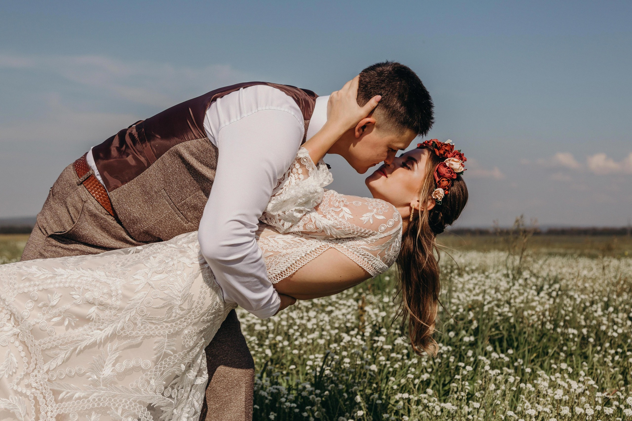 Жаркий солнечный летний день , очень жгучие объятия, поцелуи, энергети. Свадебный семейный фотограф в Иркутске Светлана Светлакова